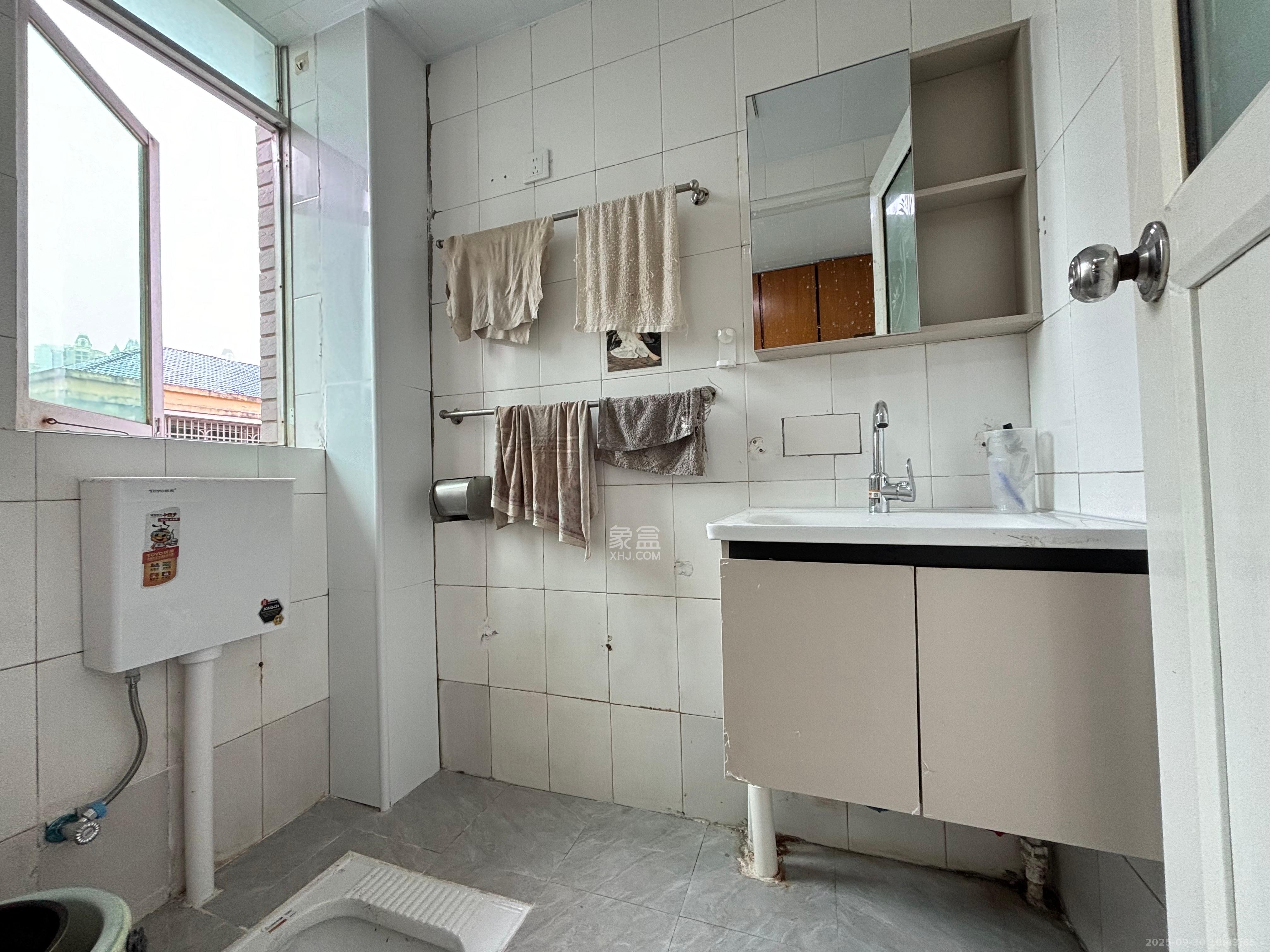 岳北社区 2室1厅1卫 2100.0元/月 岳北社区 2室1厅1卫 2100.0元/月室内图