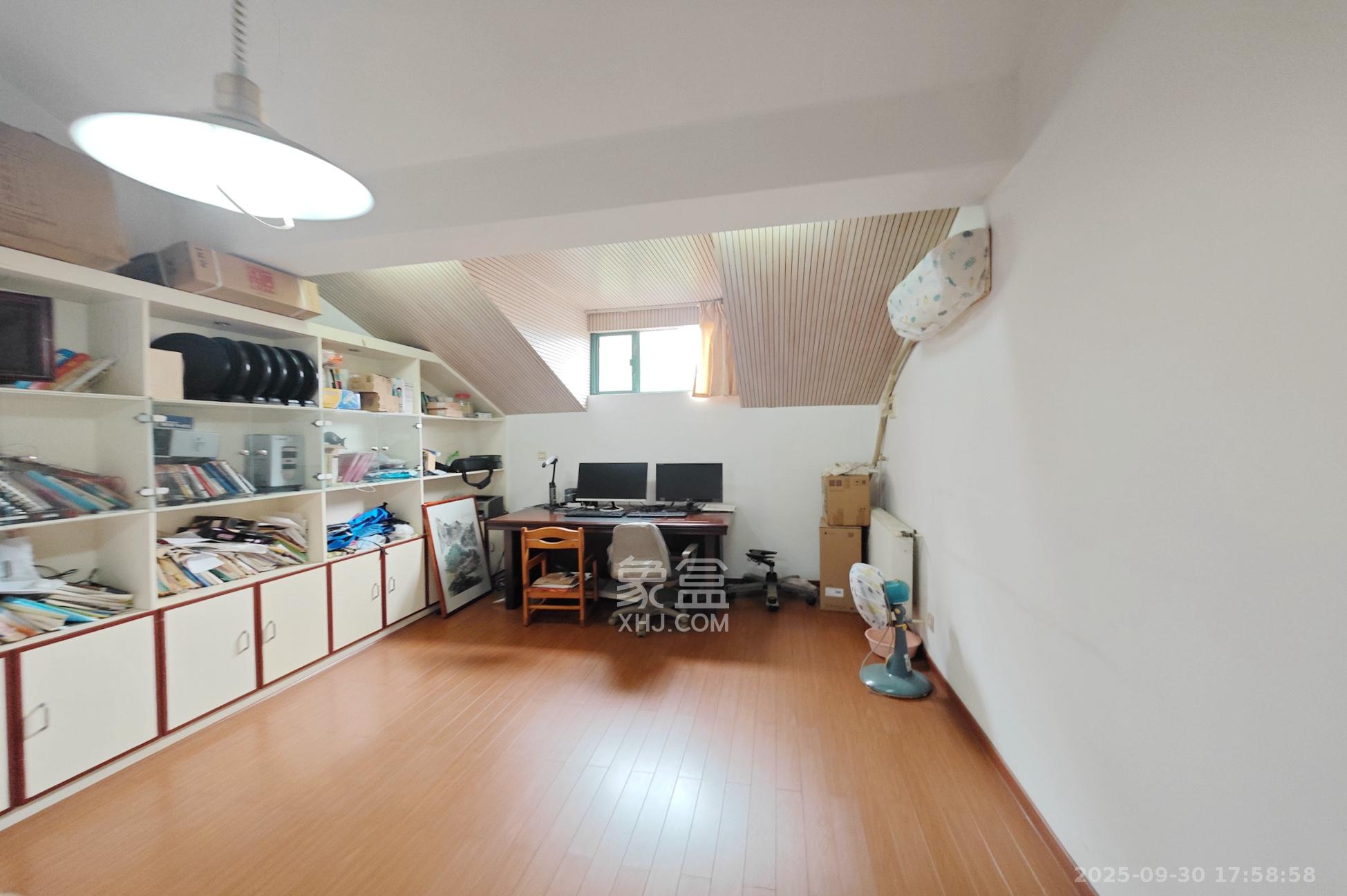 美林景园  6室3厅3卫    186.0万其他