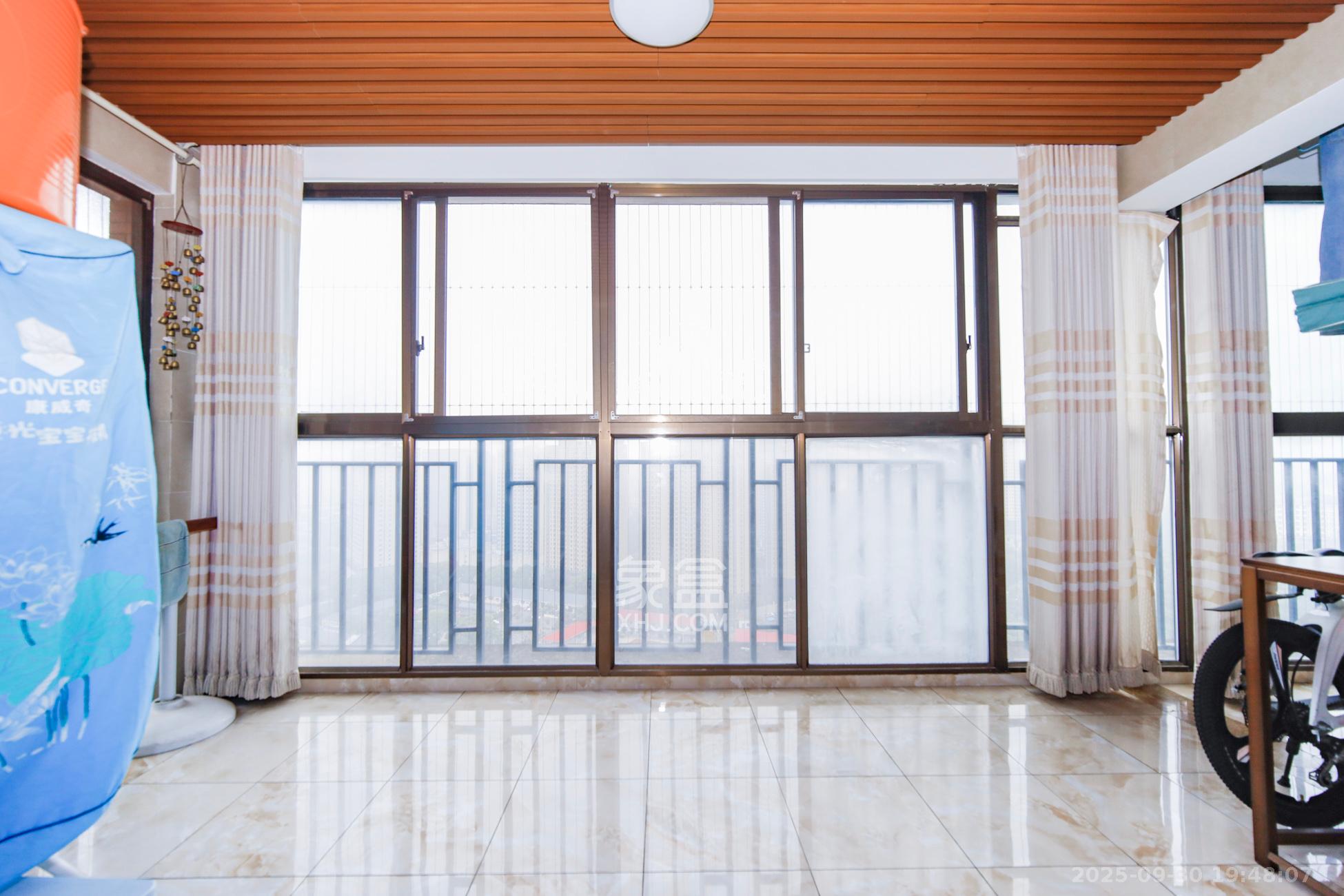 香樟鑫都  4室2厅2卫    115.8万阳台