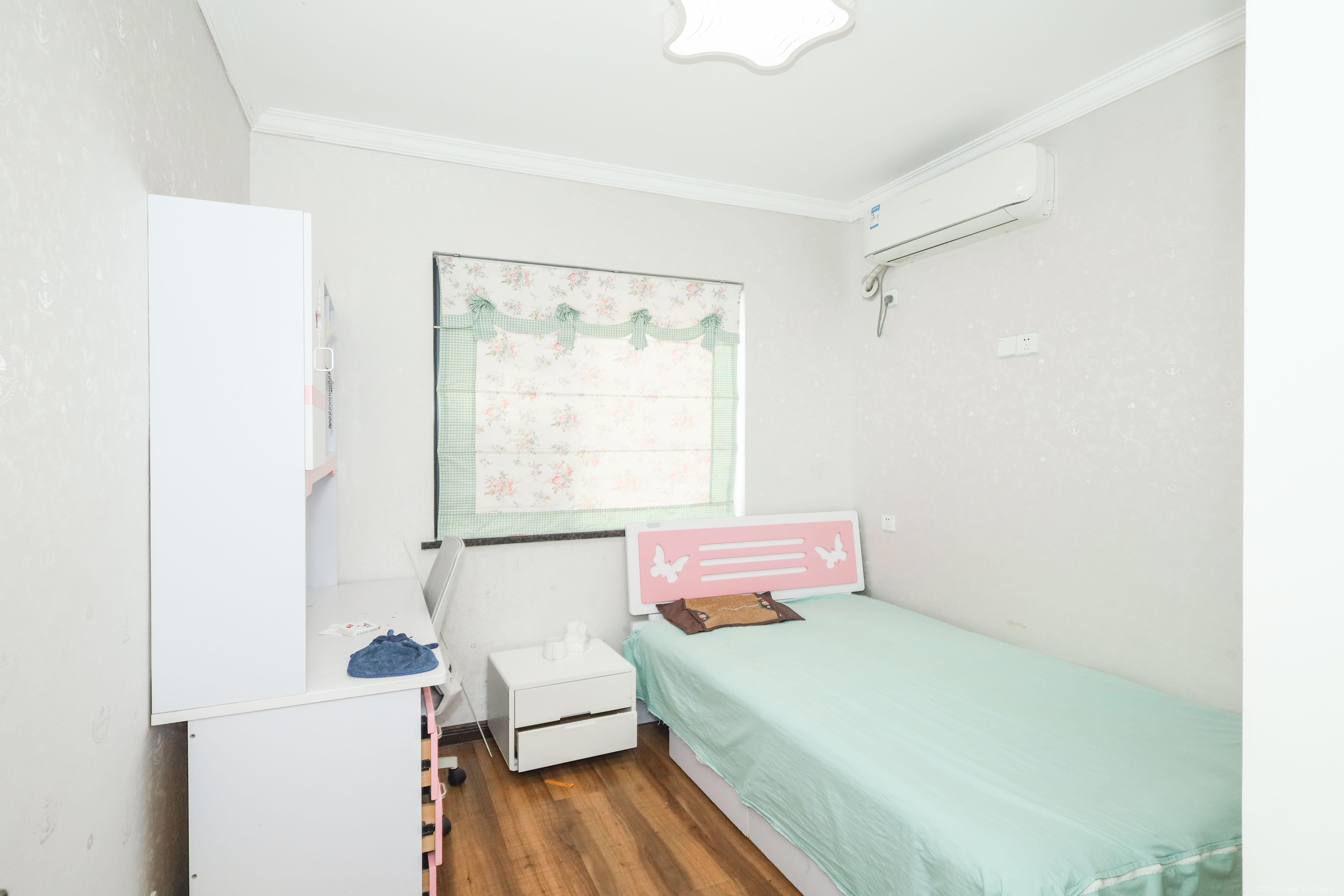 好莱城（弘德西街）  4室2厅2卫    120.0万卧室