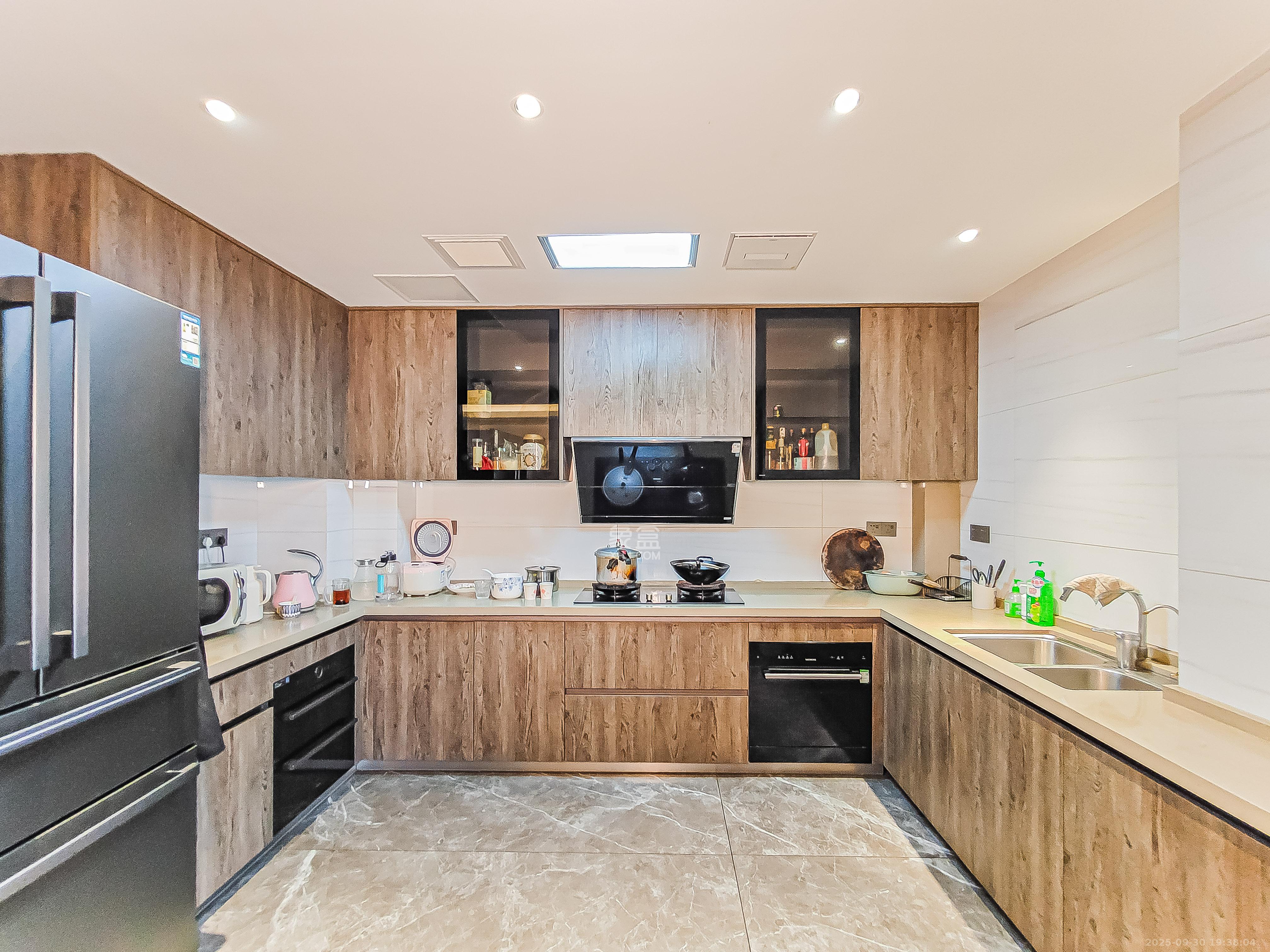 中建江山壹号  1室2厅4卫    880.0万厨房