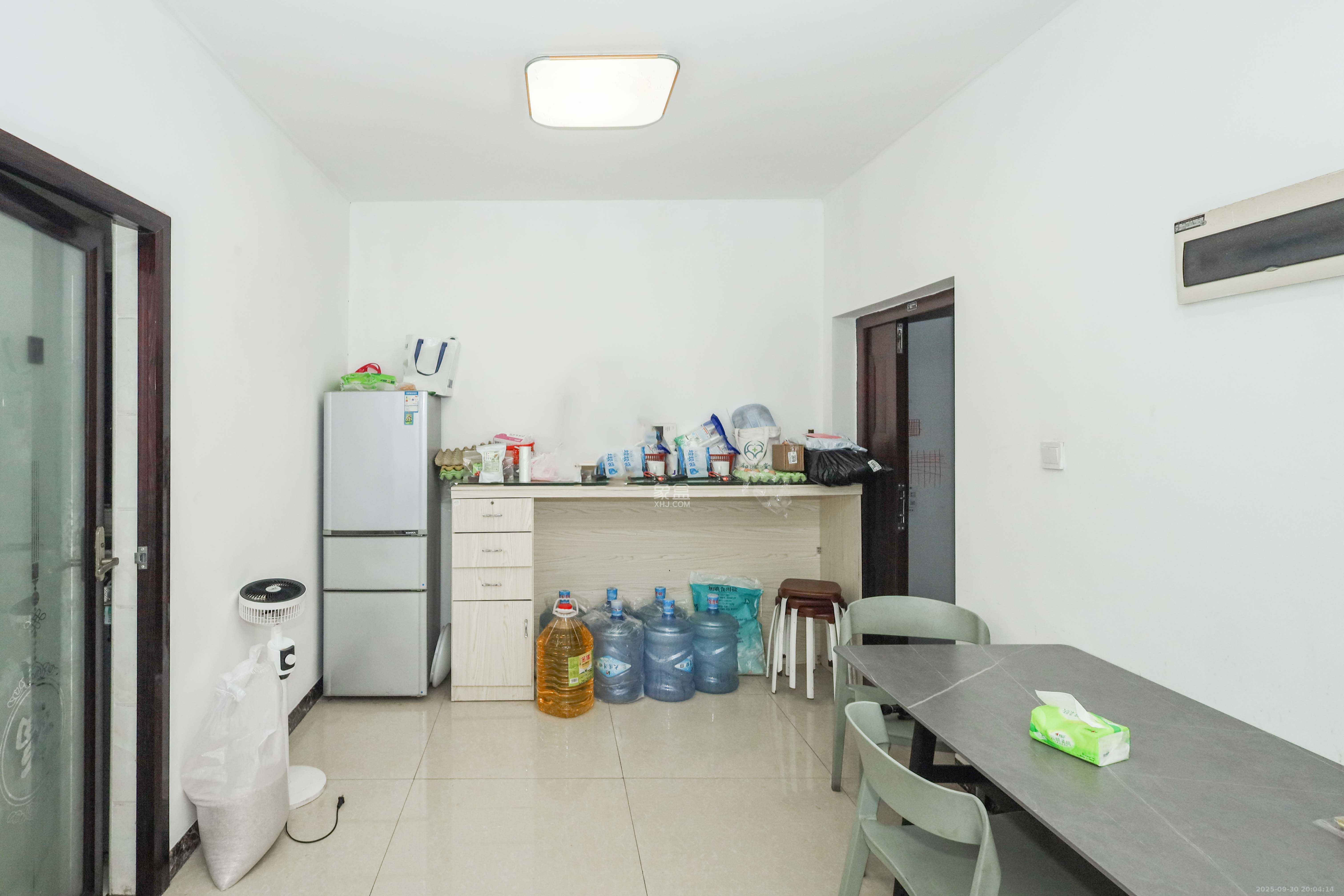 华侨假日中心（晟华苑）  4室2厅1卫    83.0万客厅