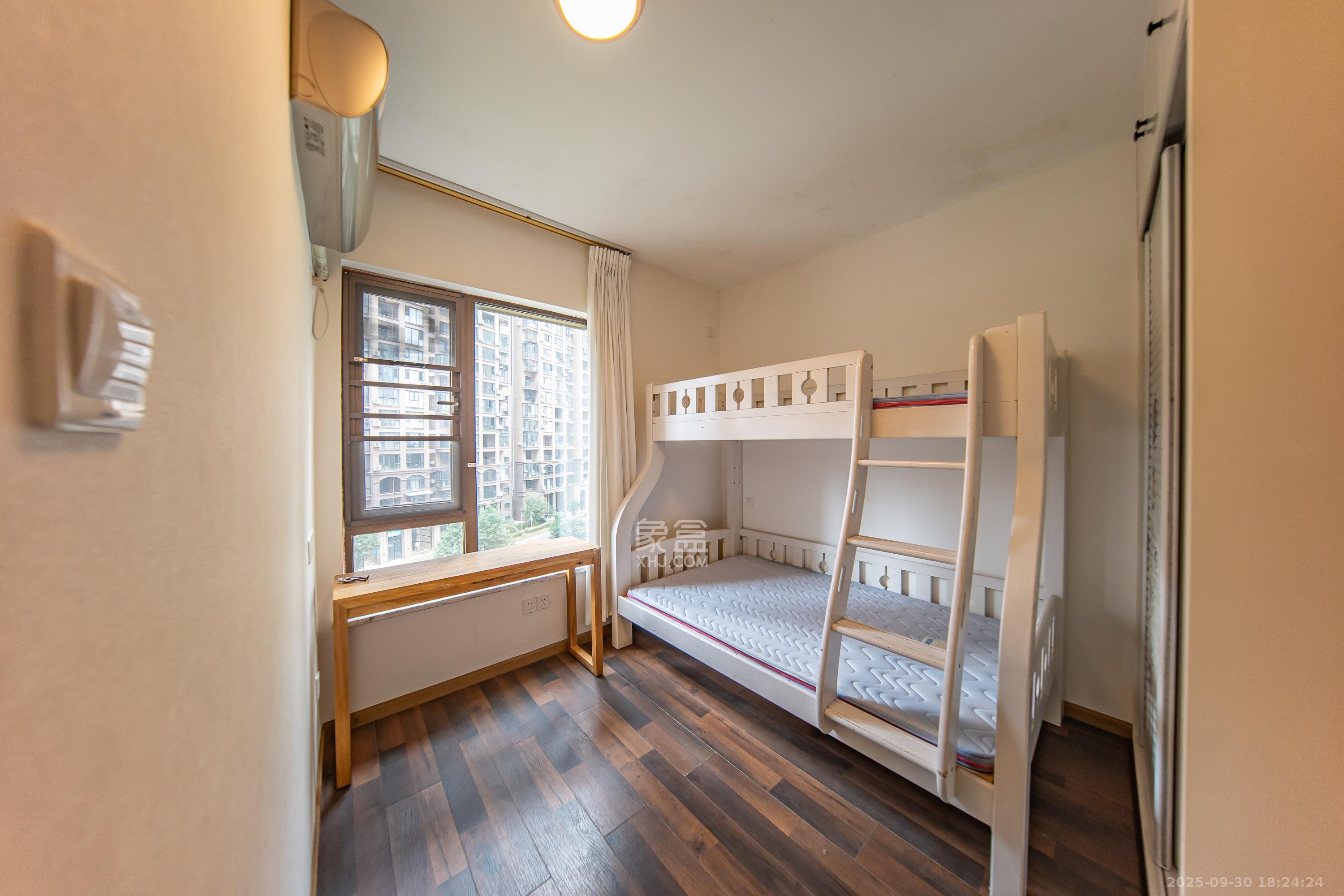 华润橡树湾 1室2厅2卫 100.0万 华润橡树湾 1室2厅2卫 100.0万卧室