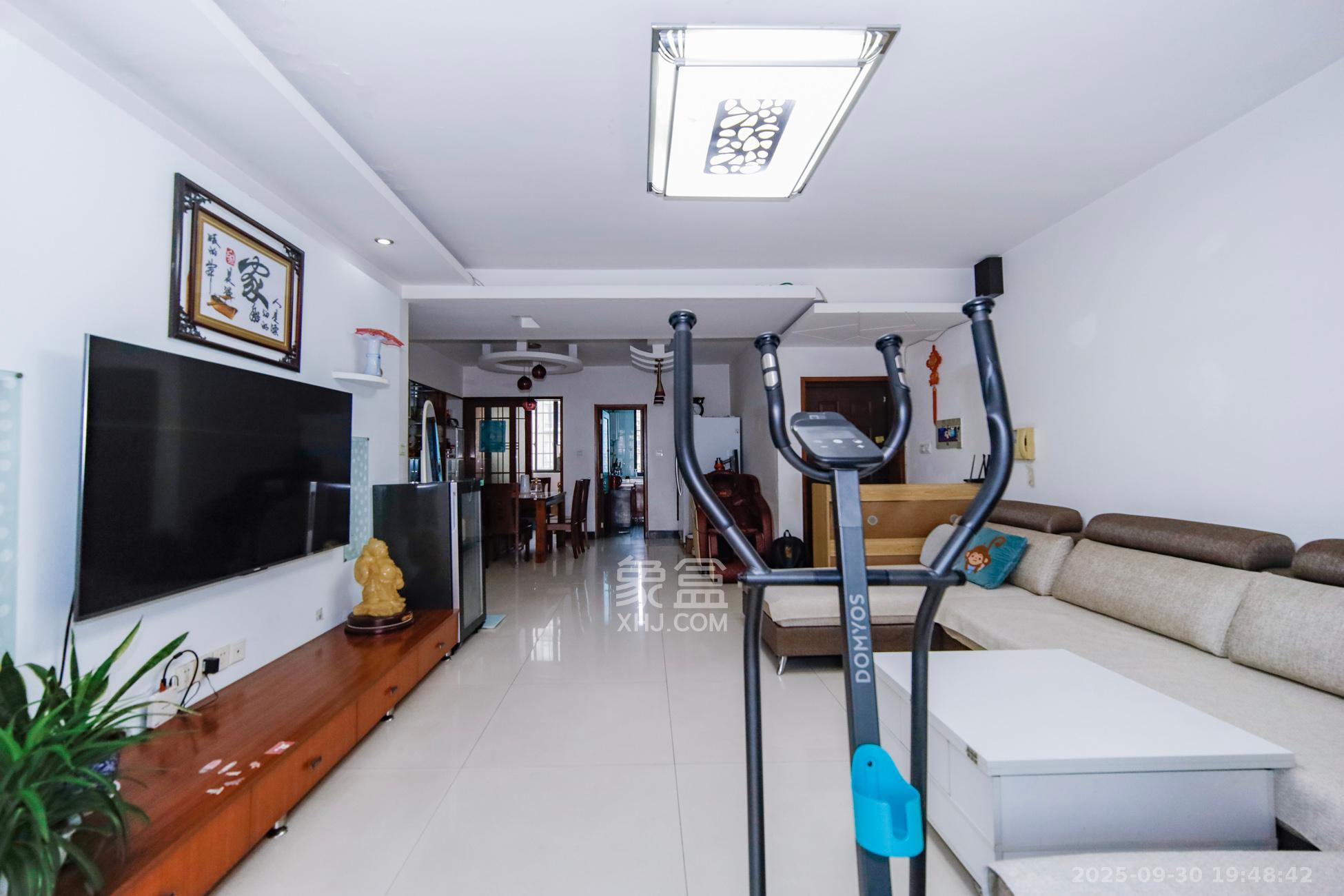 湘水一城(一期)  3室2厅2卫    90.0万客厅