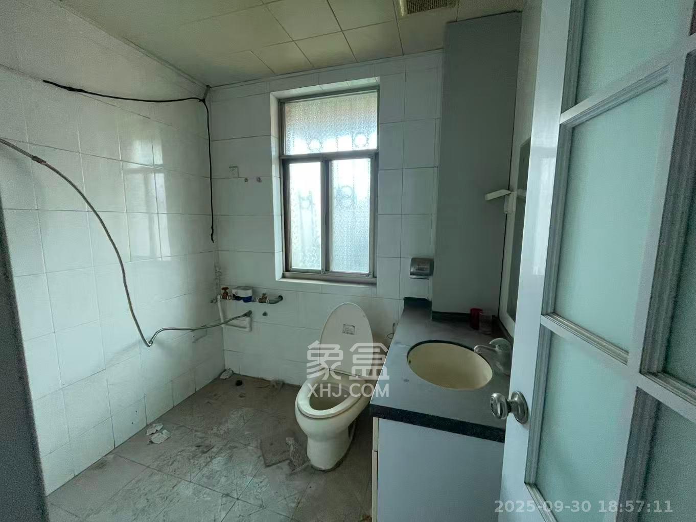 新华园 4室2厅1卫 2600.0元/月 新华园 4室2厅1卫 2600.0元/月室内图