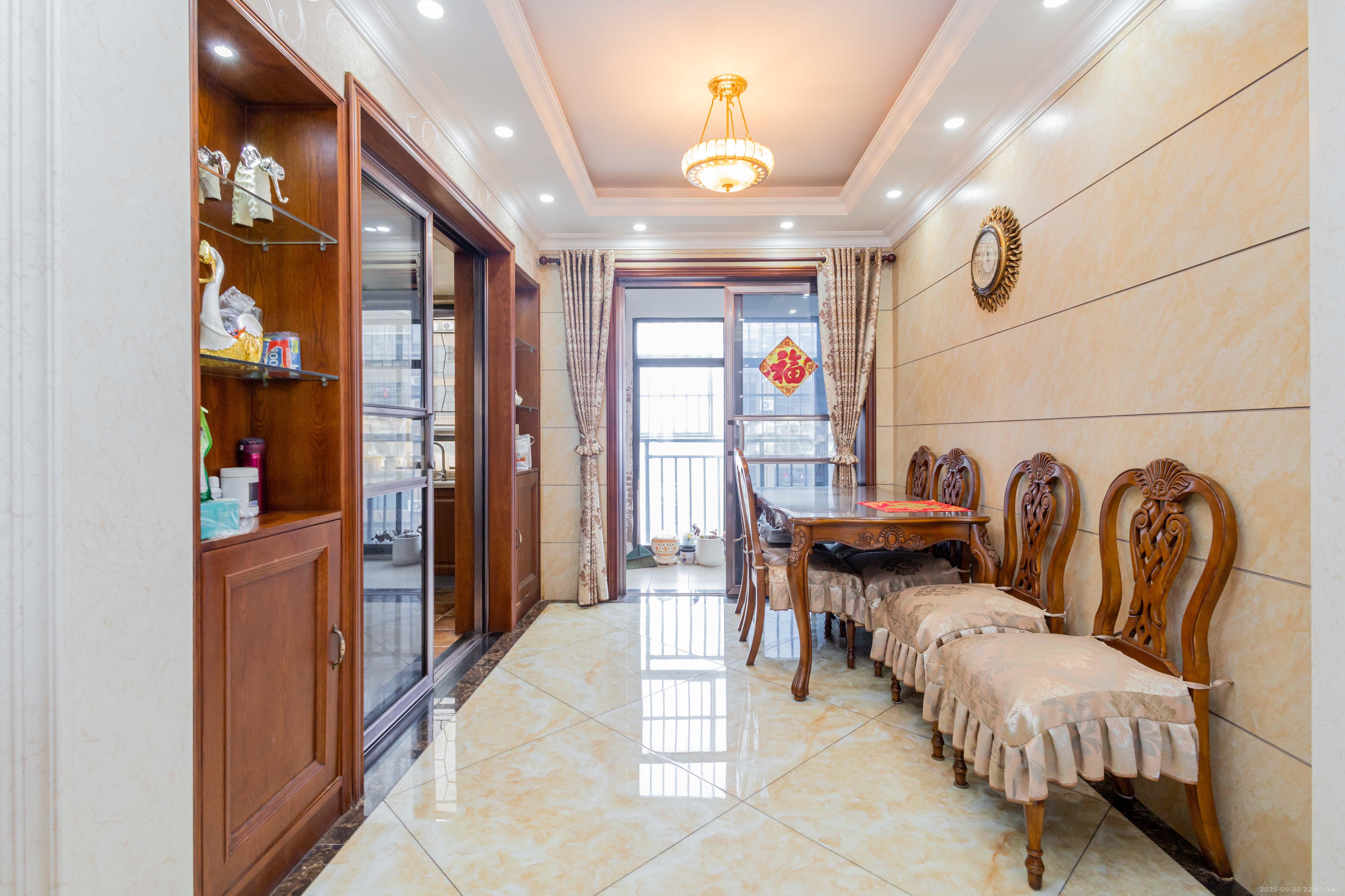 东岸梅园小区 4室2厅2卫 140.0万 东岸梅园小区 4室2厅2卫 140.0万客厅