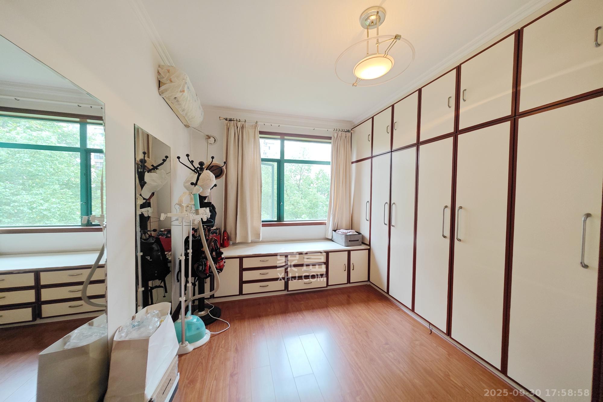 美林景园  6室3厅3卫    186.0万卧室