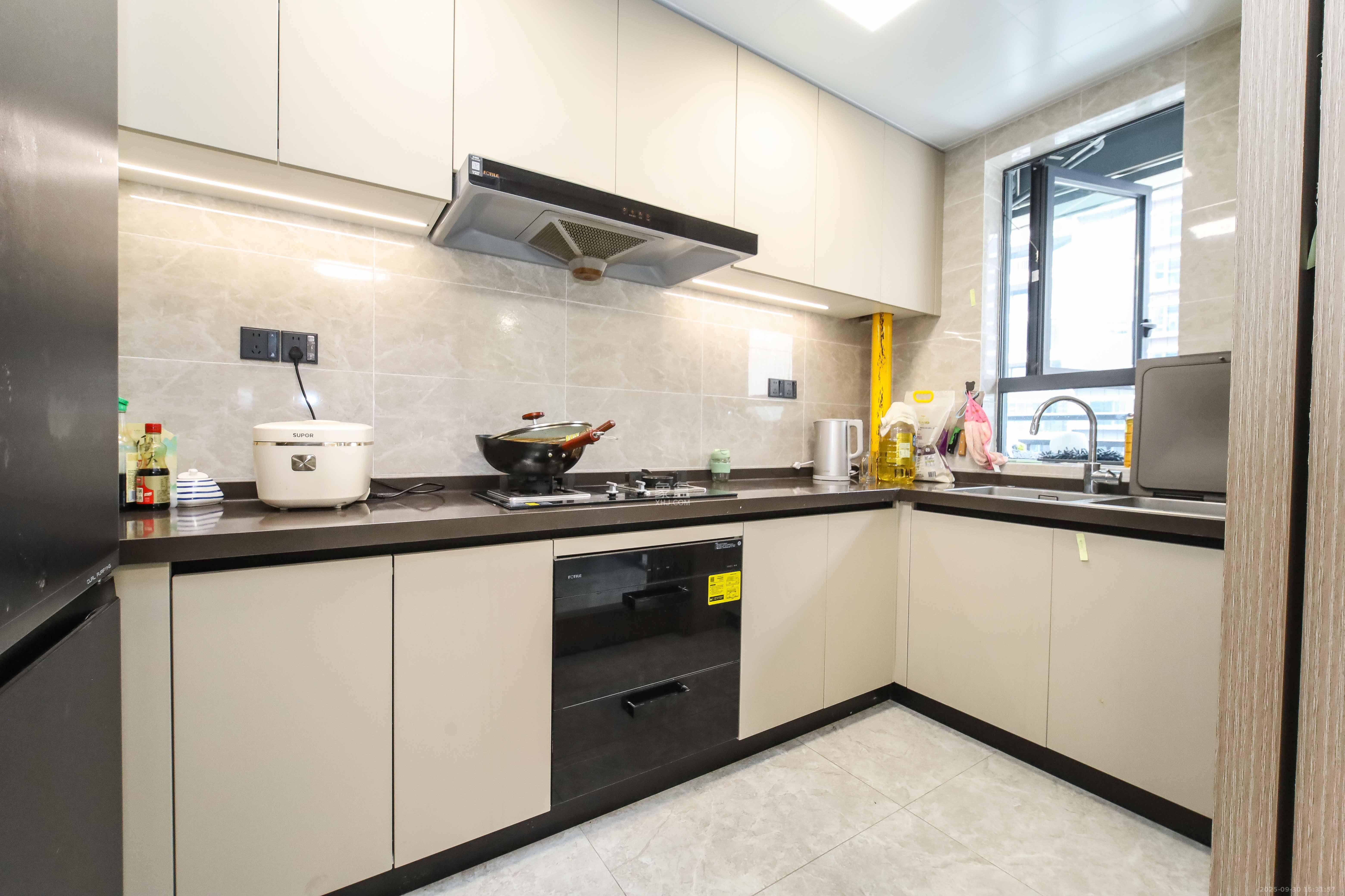 德奥上河城章 4室2厅2卫 230.0万 德奥上河城章 4室2厅2卫 230.0万厨房