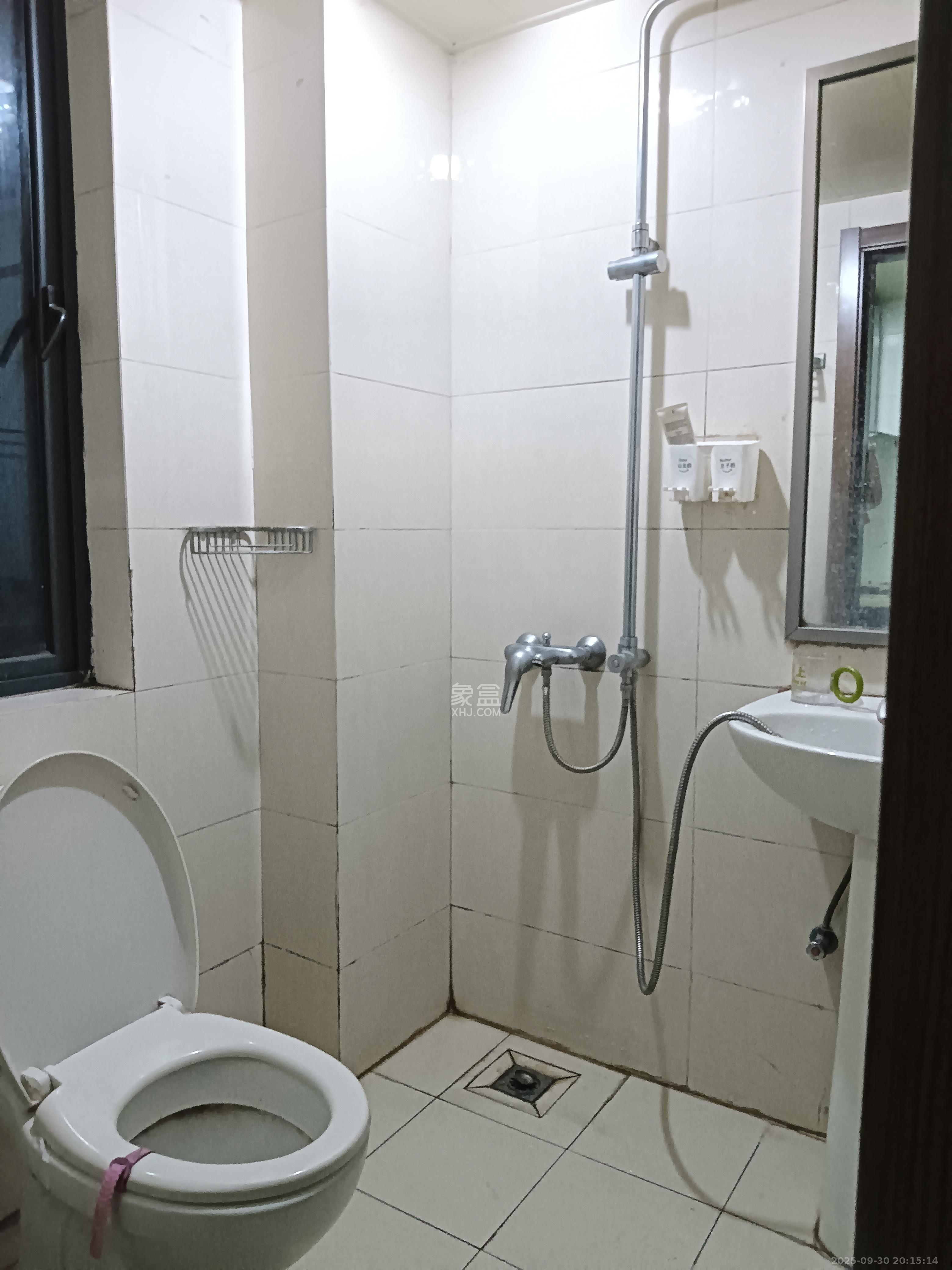 藏珑湖上国际花园 1室1厅1卫 1500.0元/月 藏珑湖上国际花园 1室1厅1卫 1500.0元/月室内图