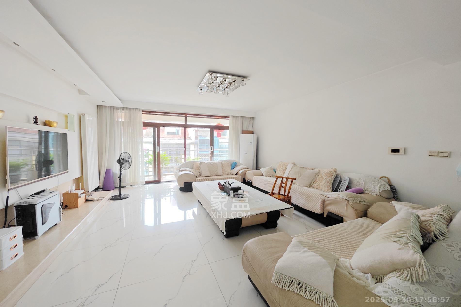 美林景园  6室3厅3卫    186.0万客厅