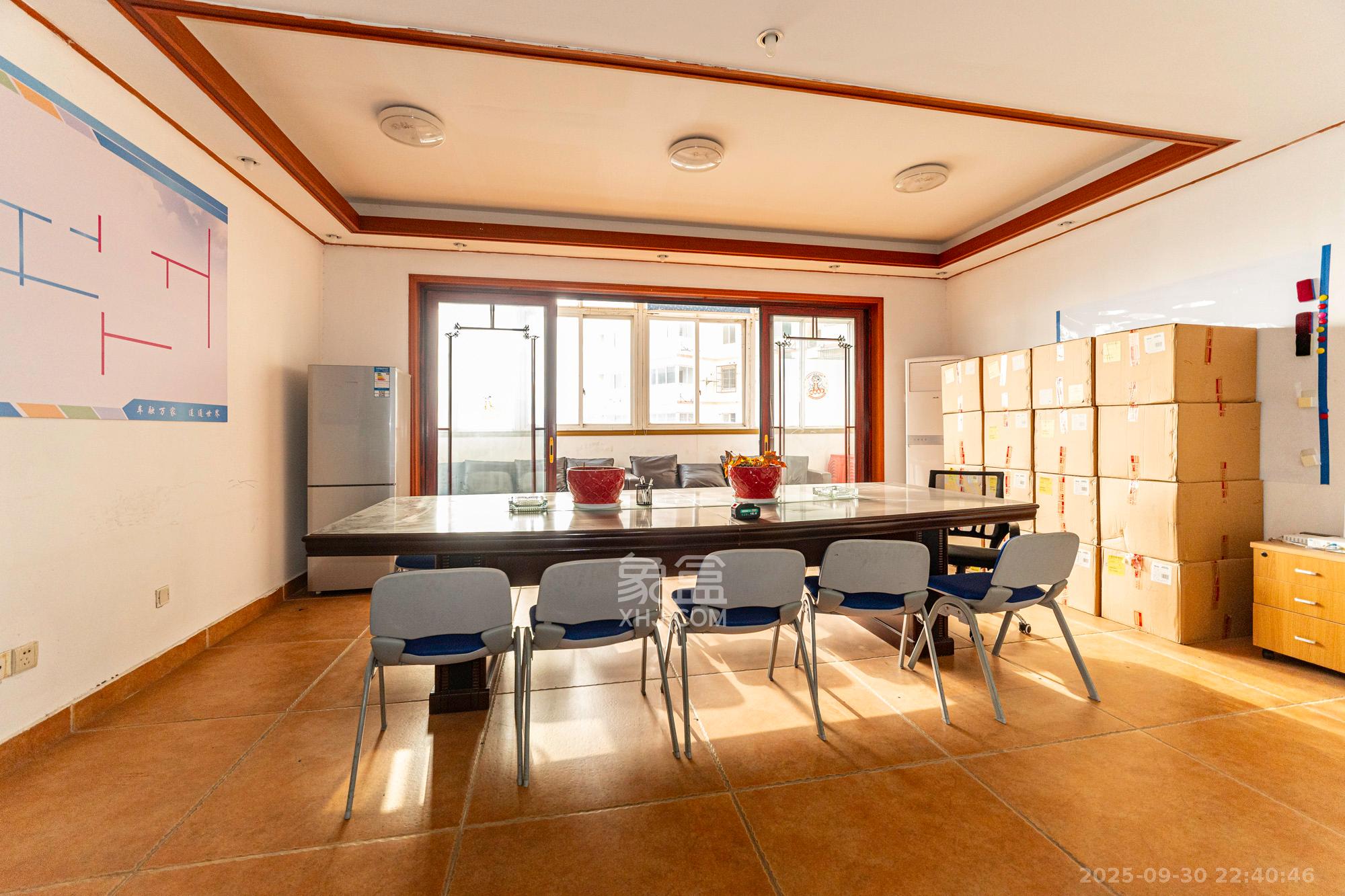 开源鑫阁  7室2厅3卫    168.0万客厅