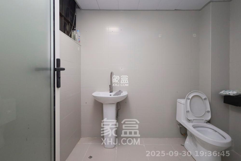 郡原广场  3室2厅2卫    3500.0元/月室内图
