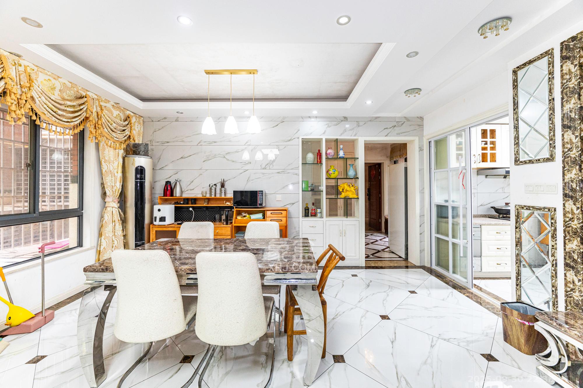 华润凤凰城二期 3室2厅1卫 68.8万 华润凤凰城二期 3室2厅1卫 68.8万客厅