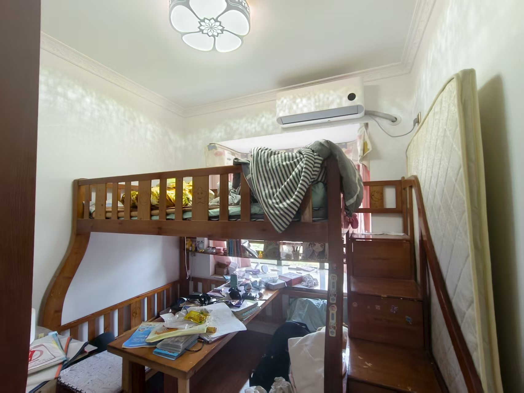 春藤小镇  4室2厅2卫    98.0万 春藤小镇  4室2厅2卫    98.0万室内图