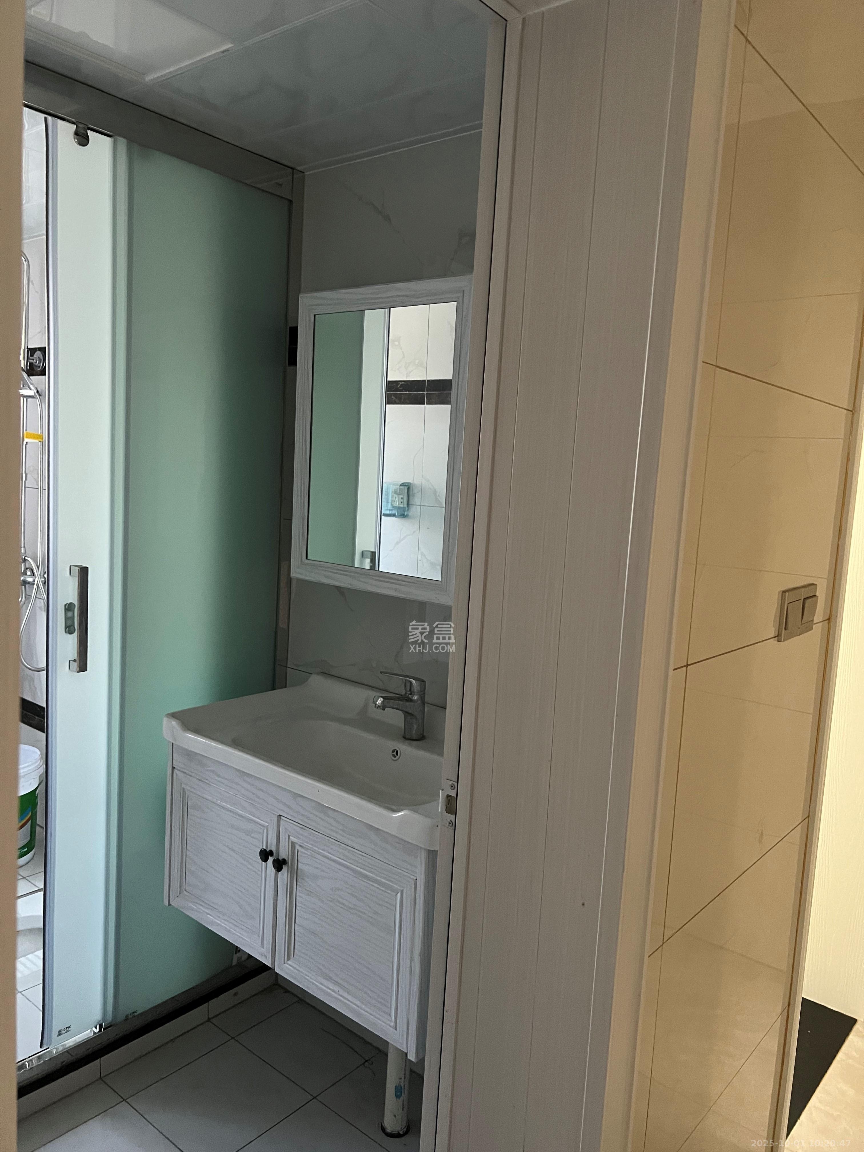 荣盛花语城 3室2厅2卫 2300.0元/月 荣盛花语城 3室2厅2卫 2300.0元/月室内图