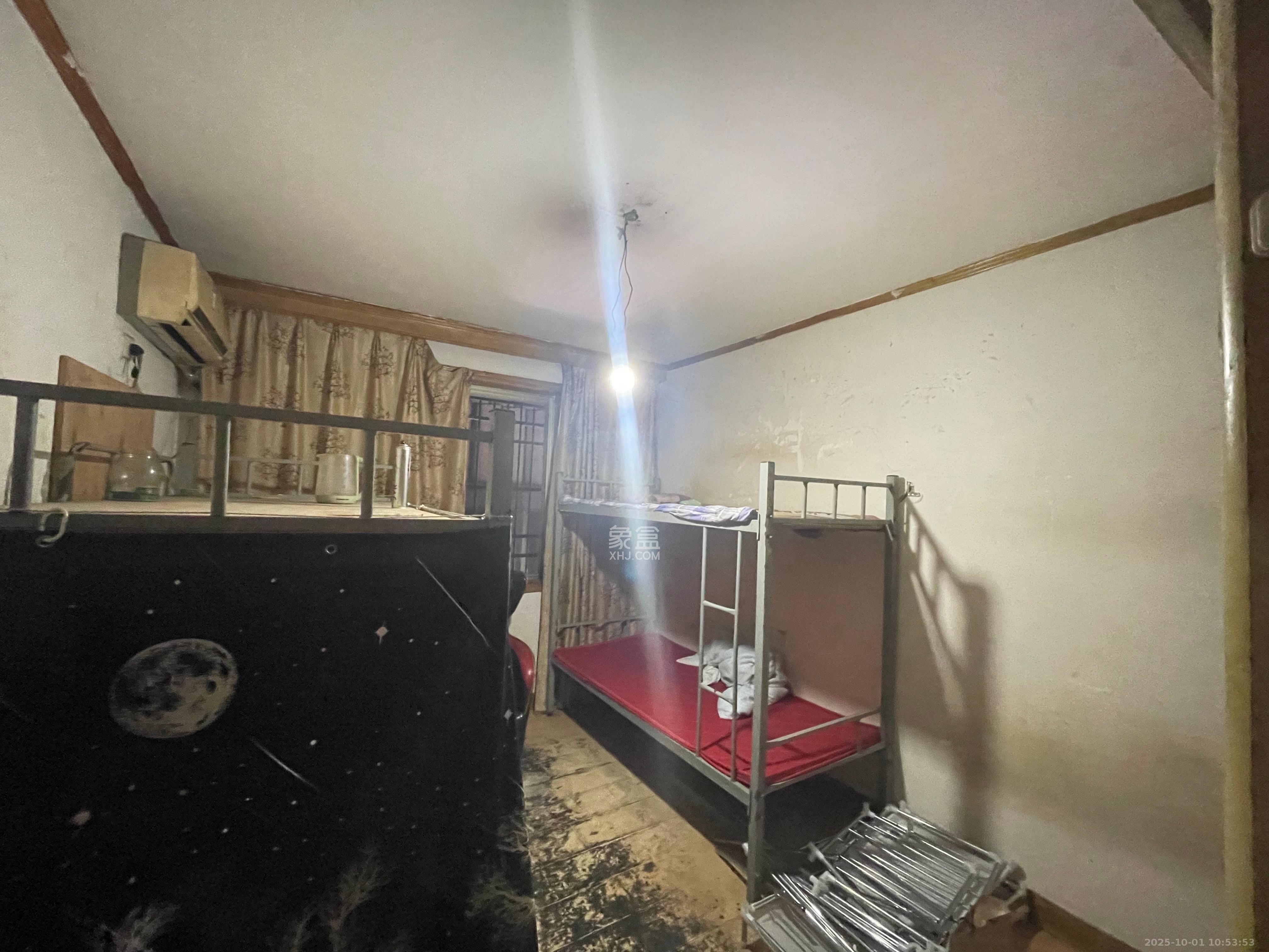 坡子街综合楼  1室0厅0卫   3300.00元/月室内图