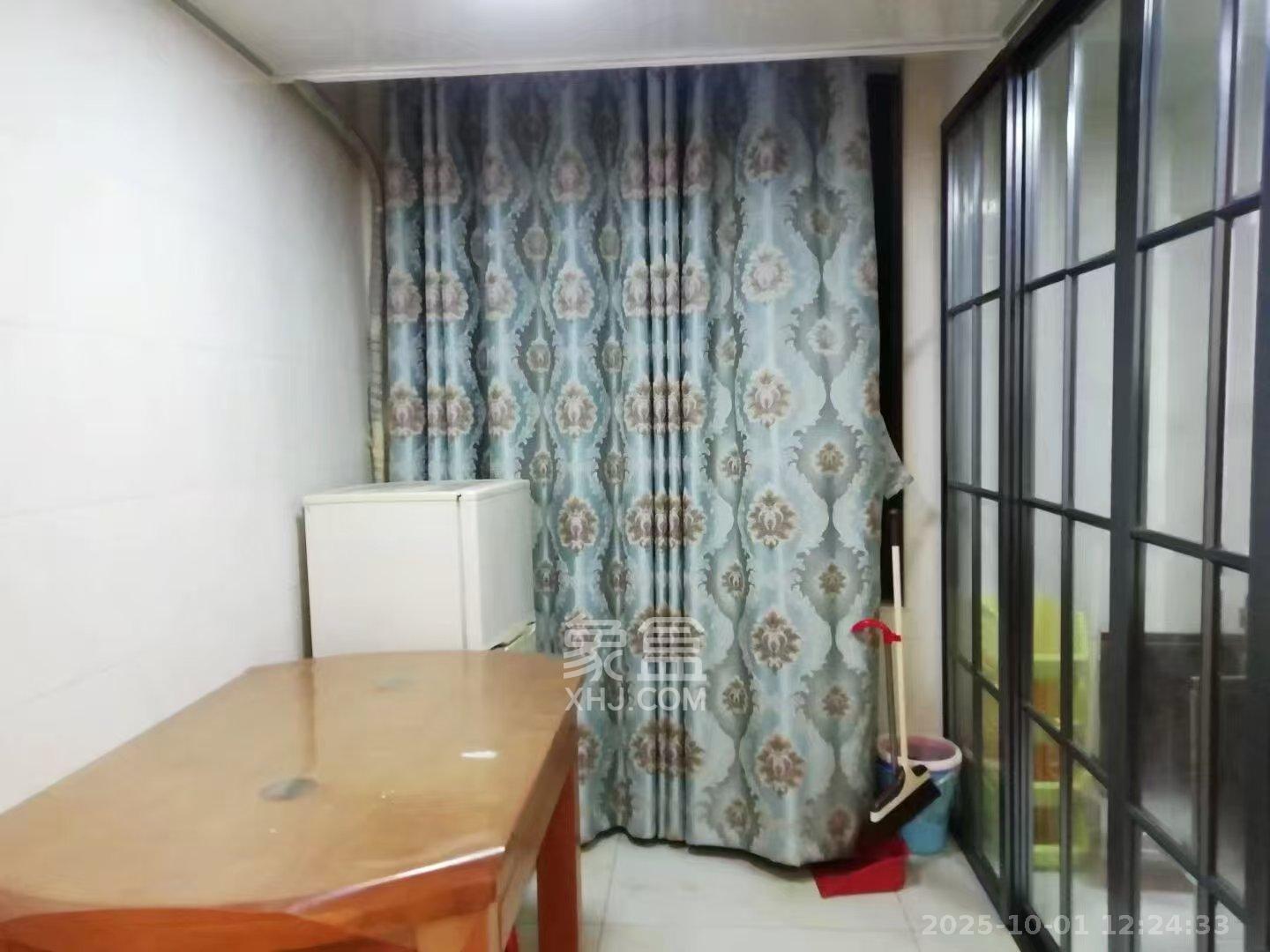 湘峰广场  1室0厅1卫    900.0元/月 湘峰广场  1室0厅1卫    900.0元/月室内图1