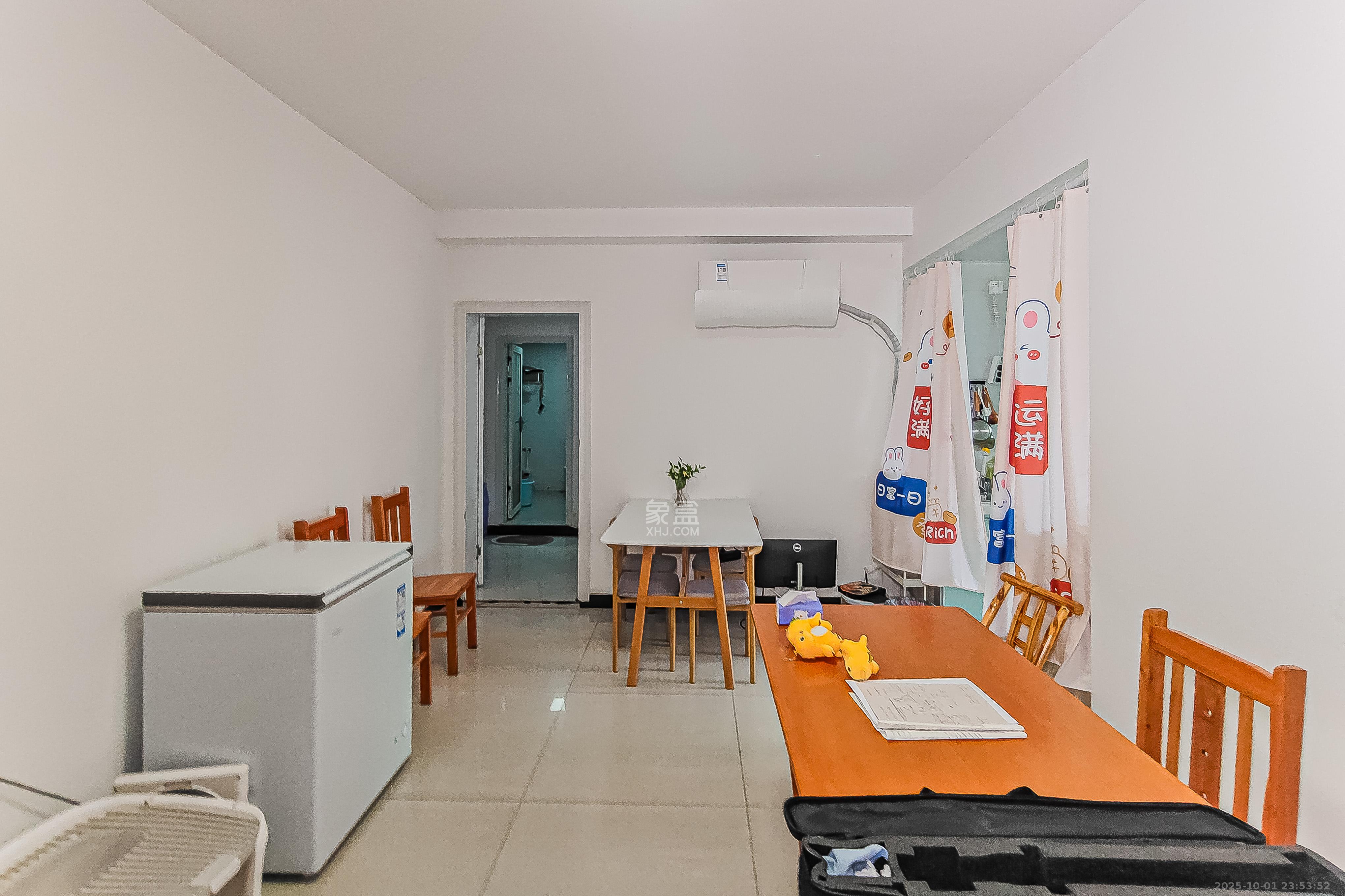 鸿信大厦 4室2厅2卫 208.0万 鸿信大厦 4室2厅2卫 208.0万客厅