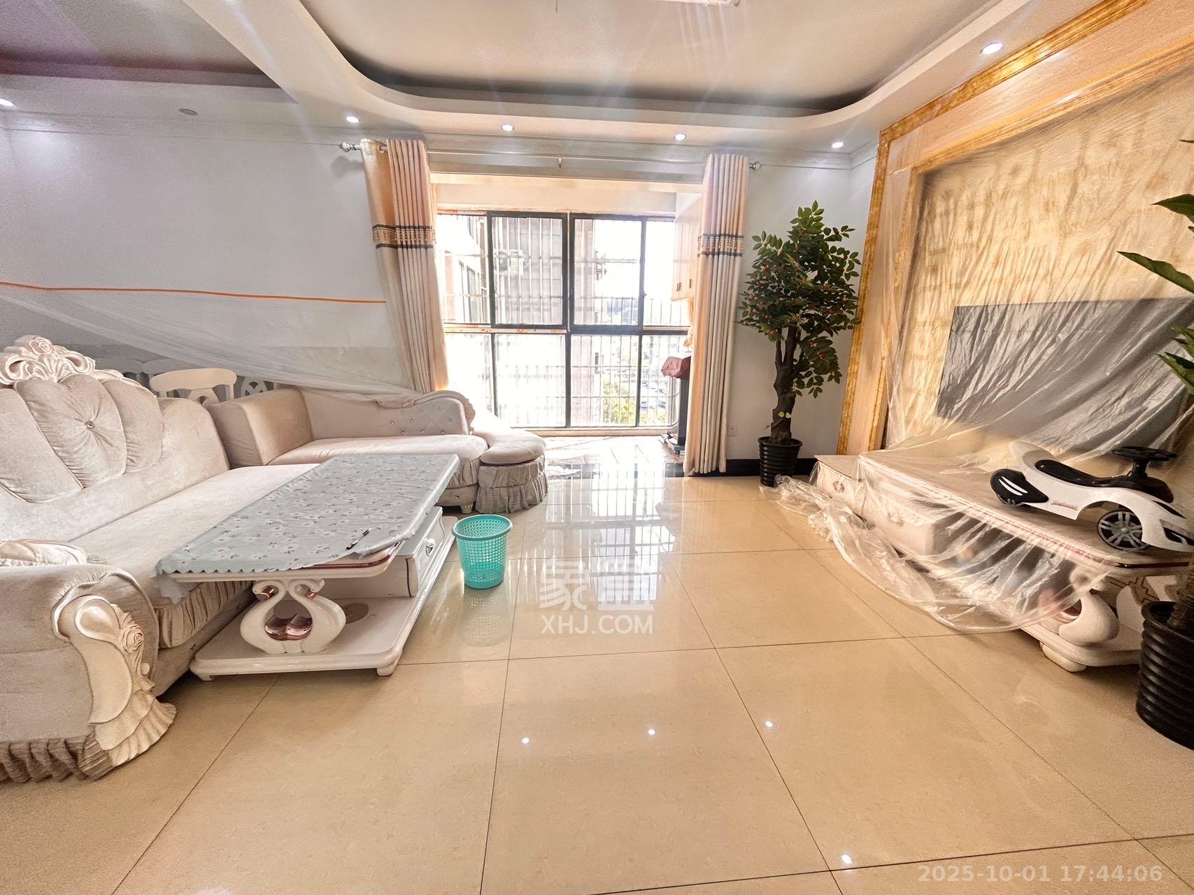 南庭城果 3室2厅2卫 2600.0元/月 南庭城果 3室2厅2卫 2600.0元/月室内图