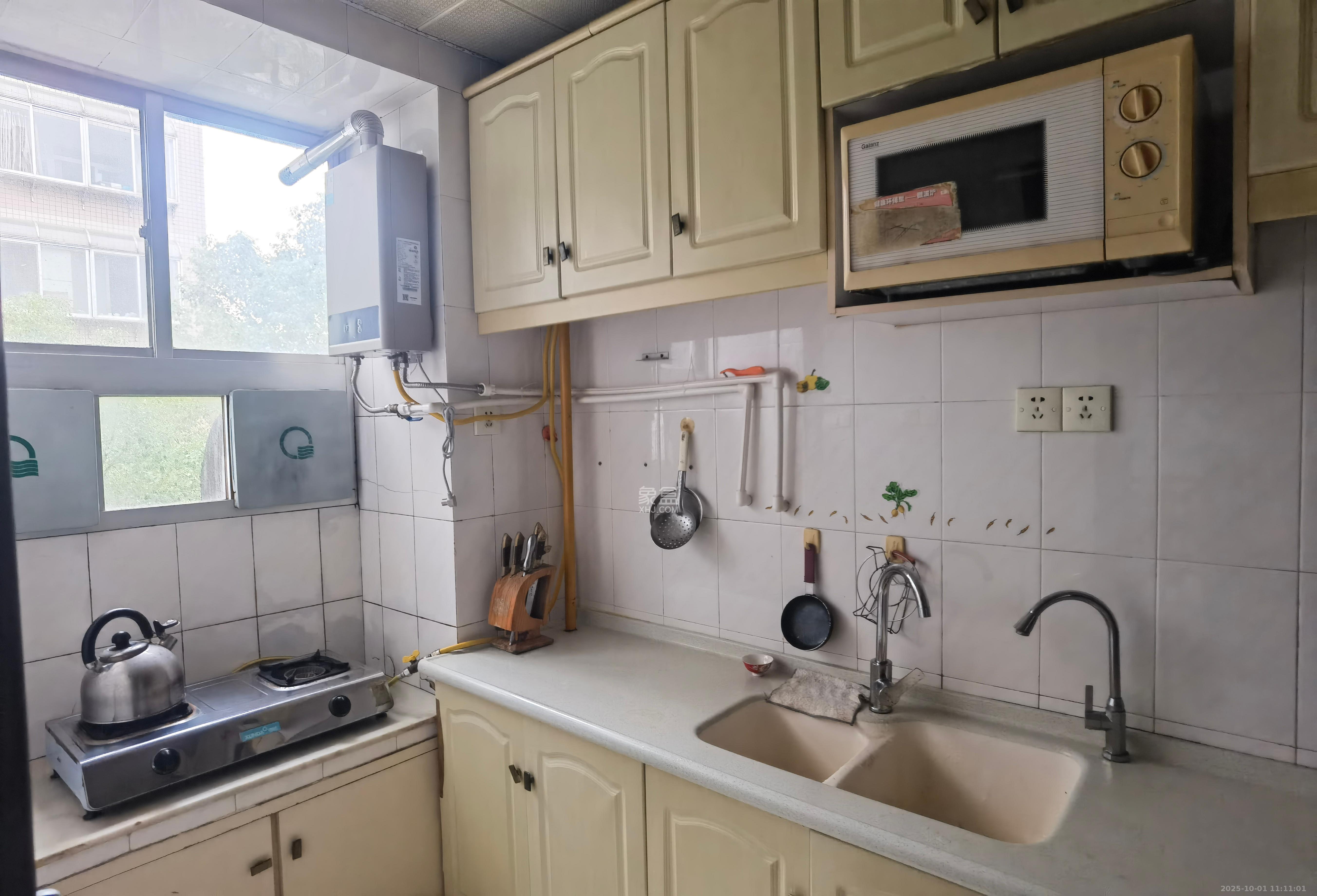 金鹰小区  3室2厅2卫    2700.0元/月 金鹰小区  3室2厅2卫    2700.0元/月室内图