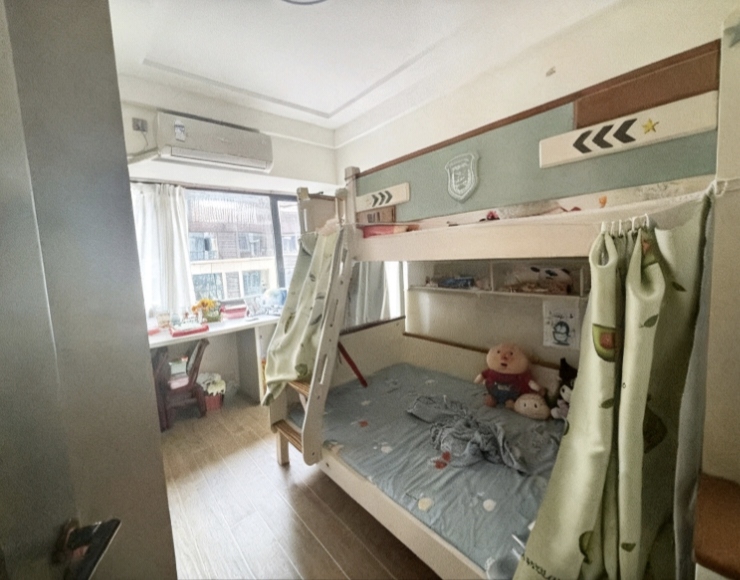中天鹭鸶湾龙庭二期  3室2厅2卫    93.8万客厅