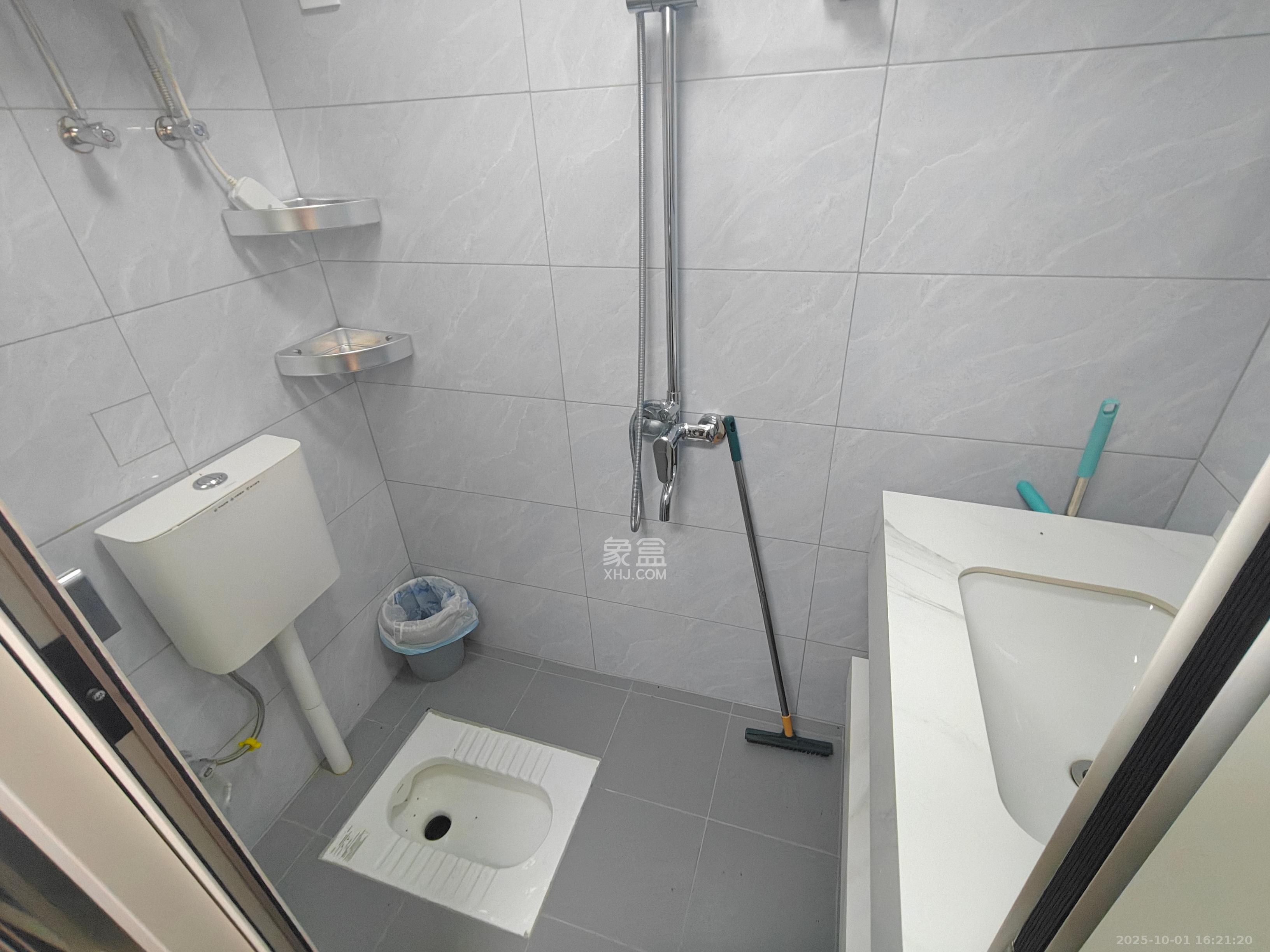 保利天禧EF区  1室1厅1卫    1700.0元/月室内图