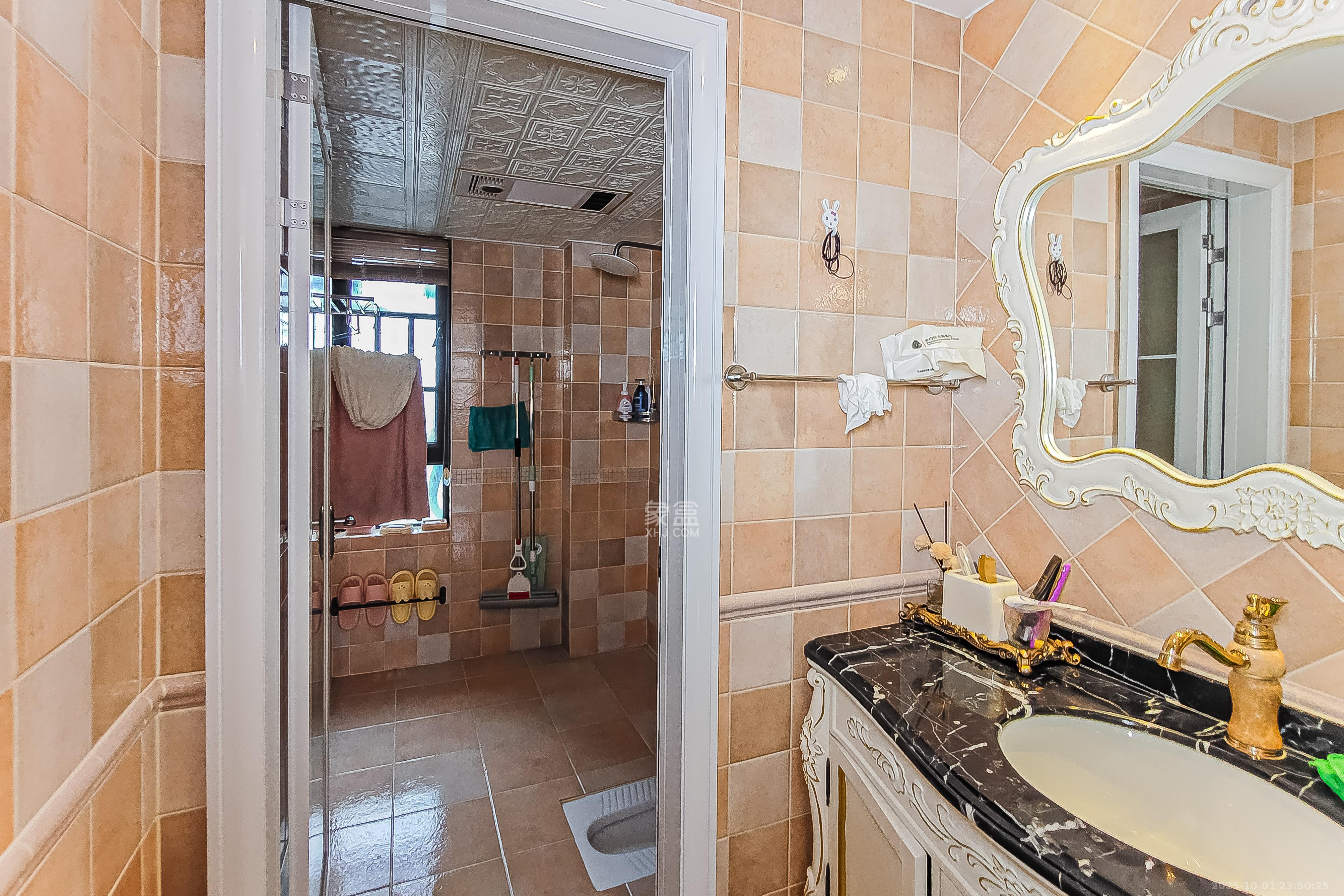 荣悦台 3室2厅2卫 235.0万 荣悦台 3室2厅2卫 235.0万卫生间