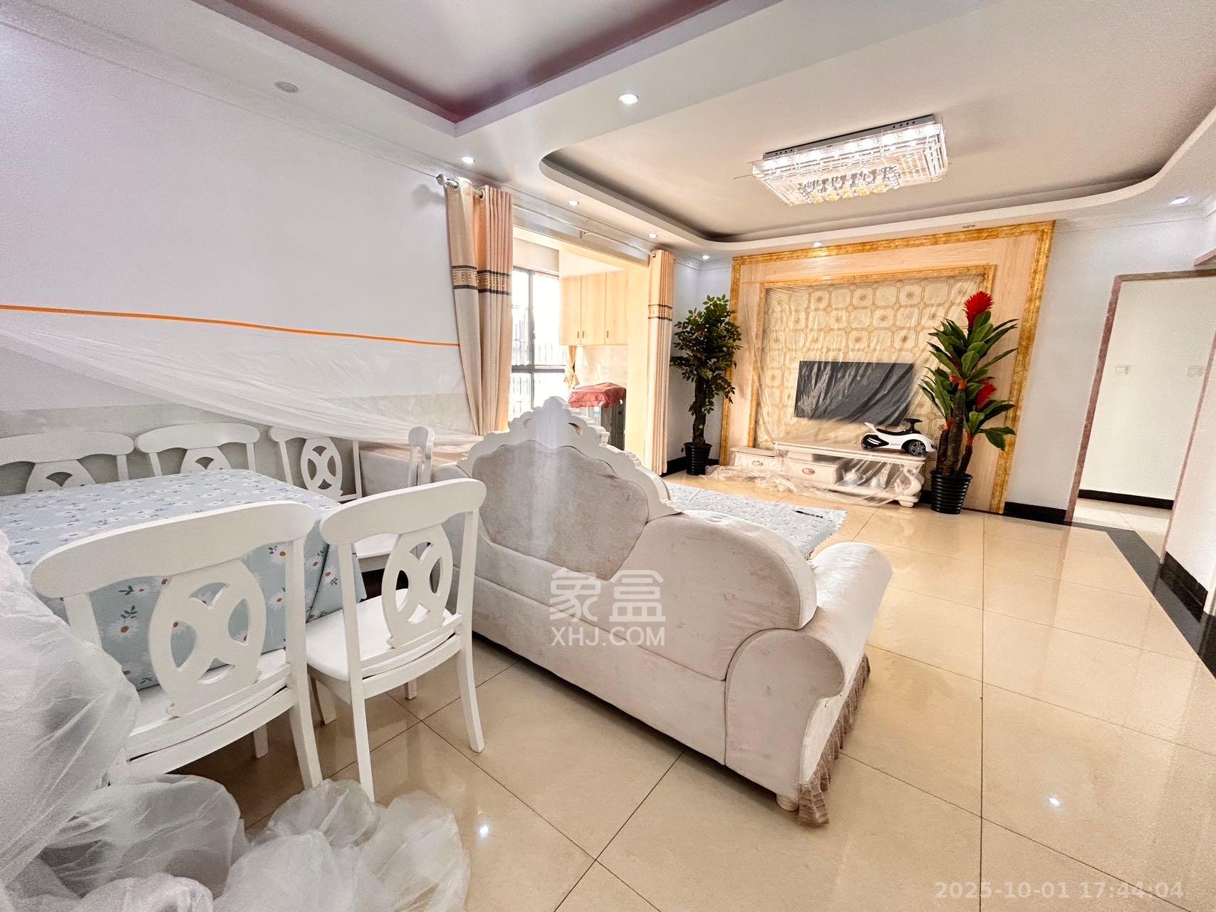 南庭城果 3室2厅2卫 2600.0元/月 南庭城果 3室2厅2卫 2600.0元/月室内图