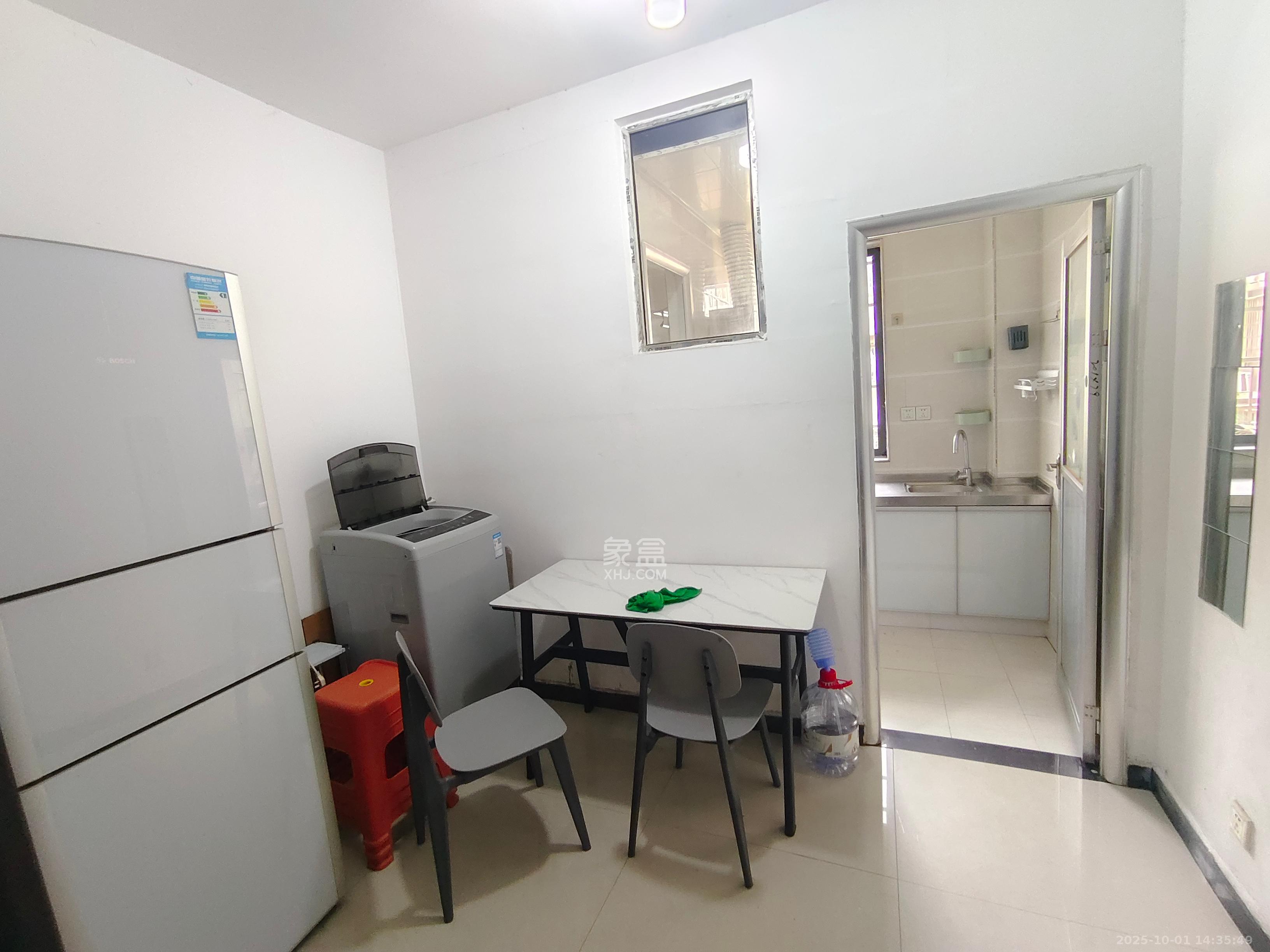 靳江小区  2室1厅1卫    1300.0元/月室内图