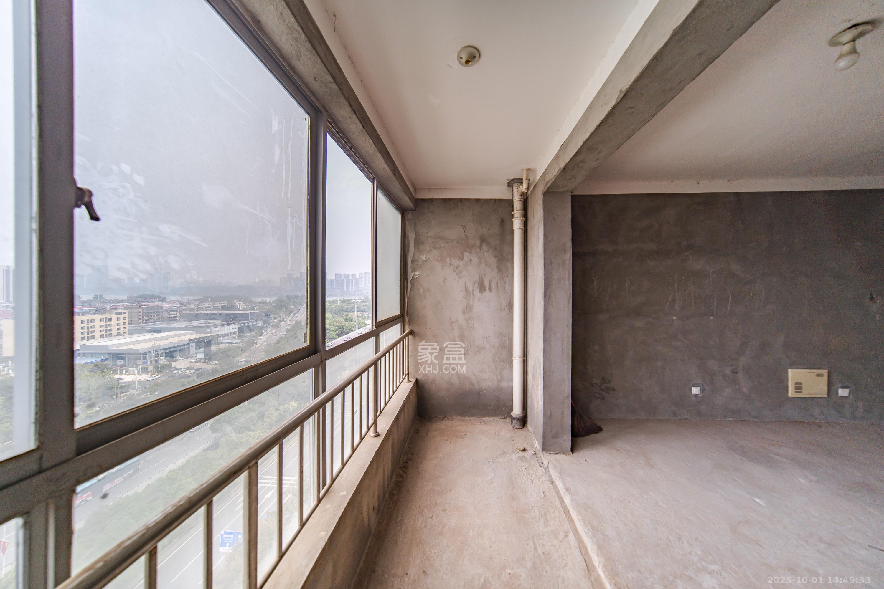 荣升家园(湘江熙岸) 3室2厅2卫 85.0万 荣升家园(湘江熙岸) 3室2厅2卫 85.0万阳台