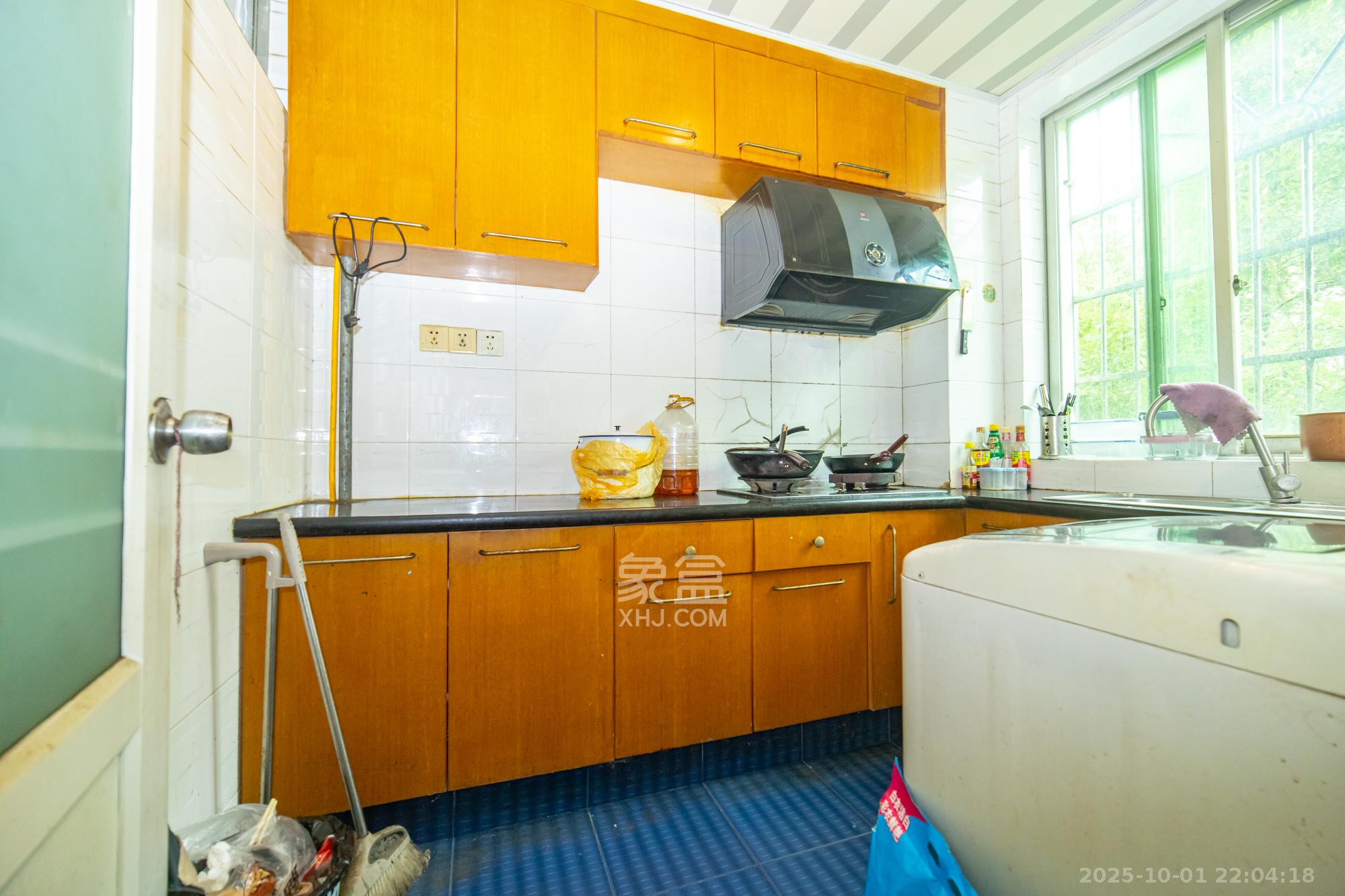 中南汽车世界  2室2厅1卫    33.6万厨房