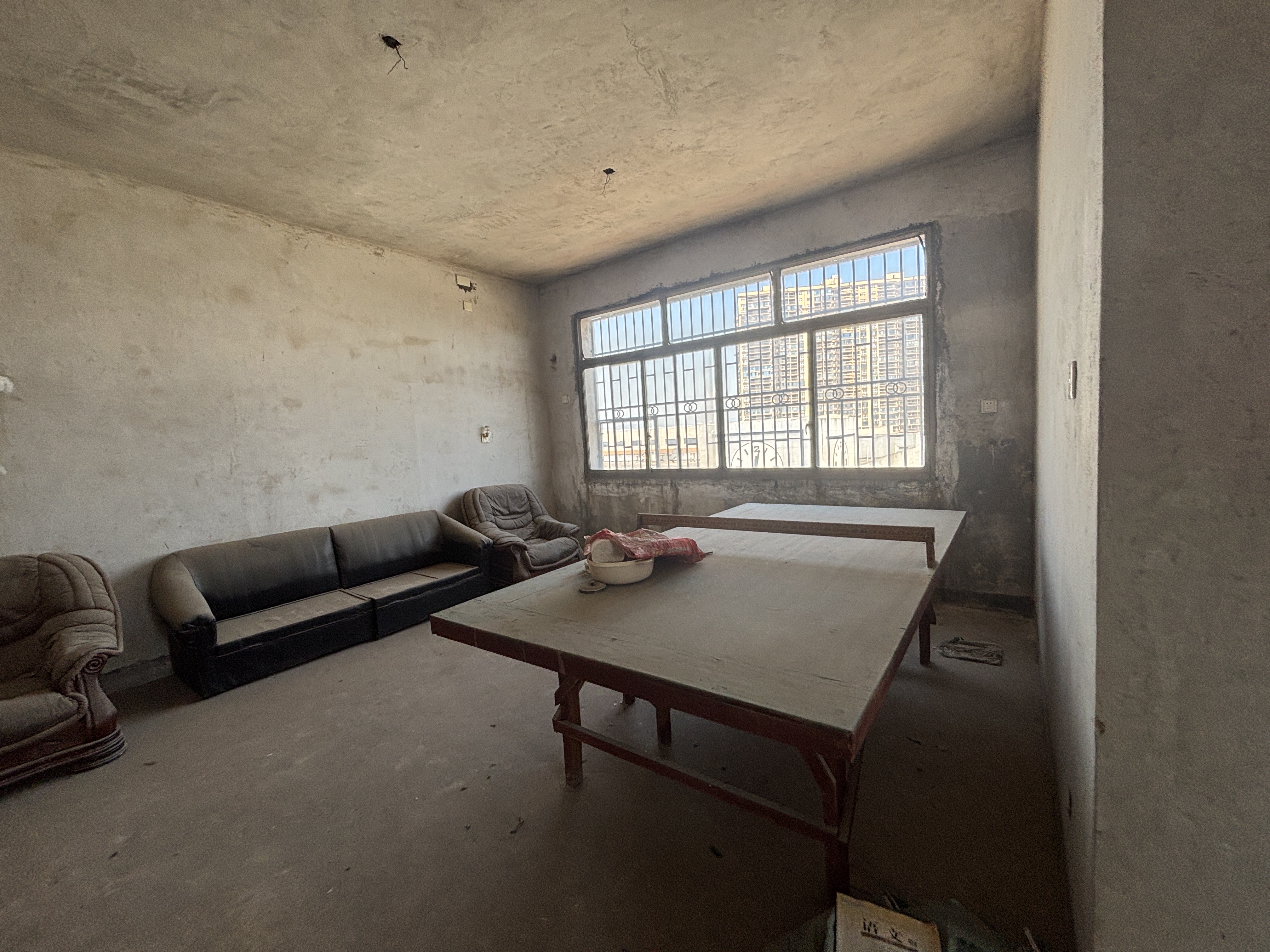 广电中心家属楼  3室2厅1卫    36.8万客厅