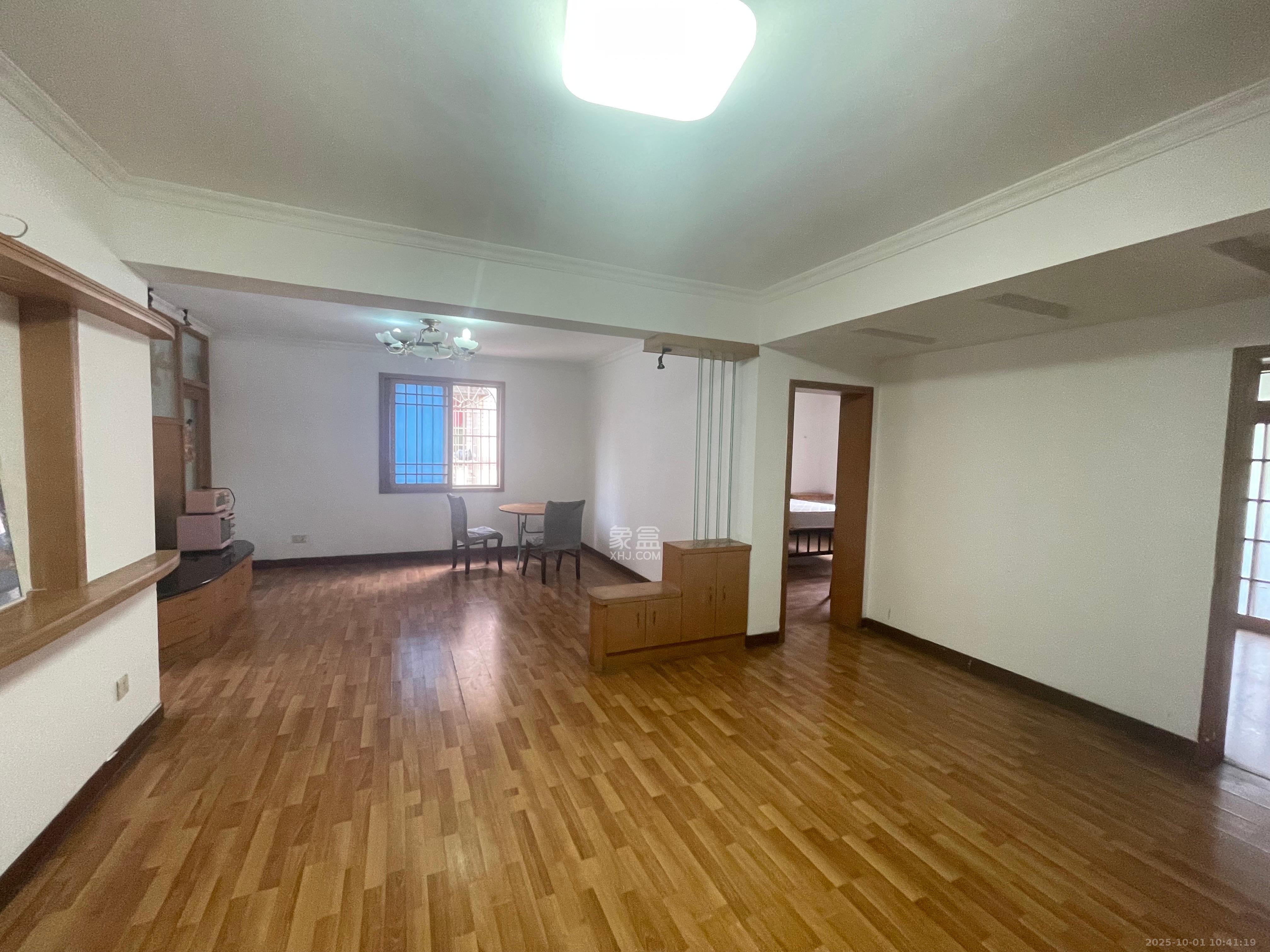 解放四村363号新族公寓  4室2厅1卫    1500.0元/月 解放四村363号新族公寓  4室2厅1卫    1500.0元/月