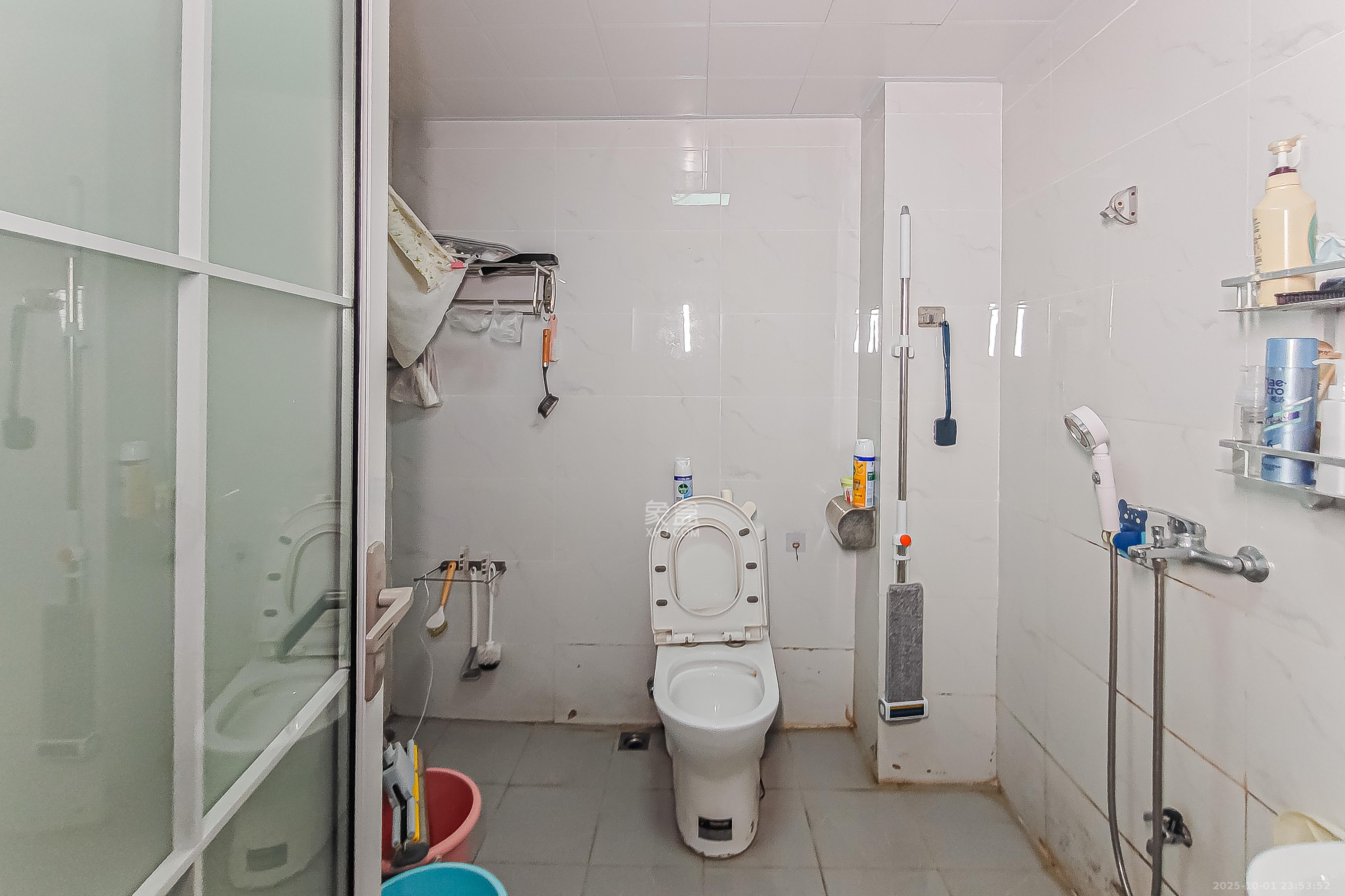 鸿信大厦 4室2厅2卫 208.0万 鸿信大厦 4室2厅2卫 208.0万卫生间