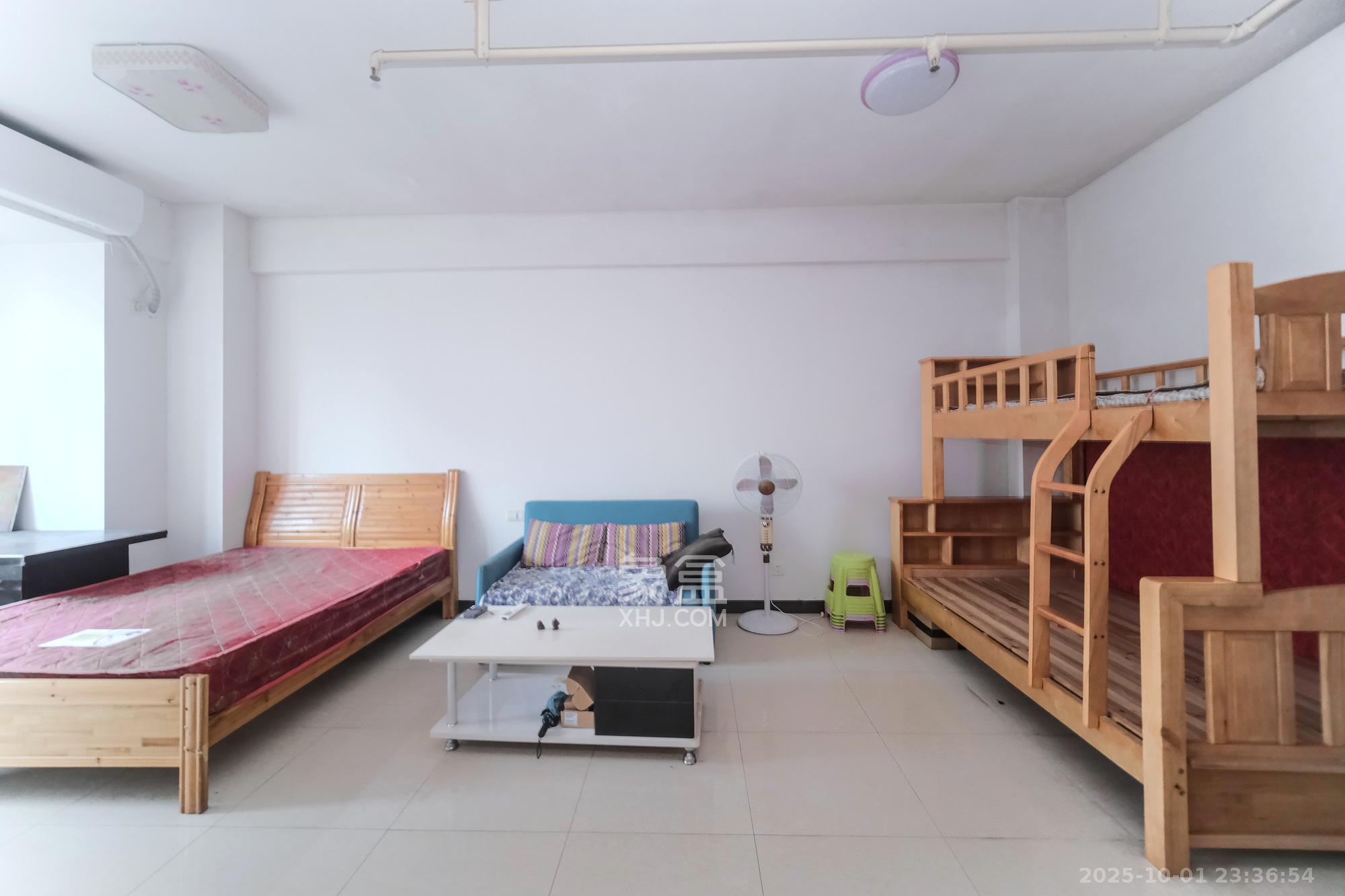 盛地尊域 1室1厅1卫 29.8万 盛地尊域 1室1厅1卫 29.8万客厅