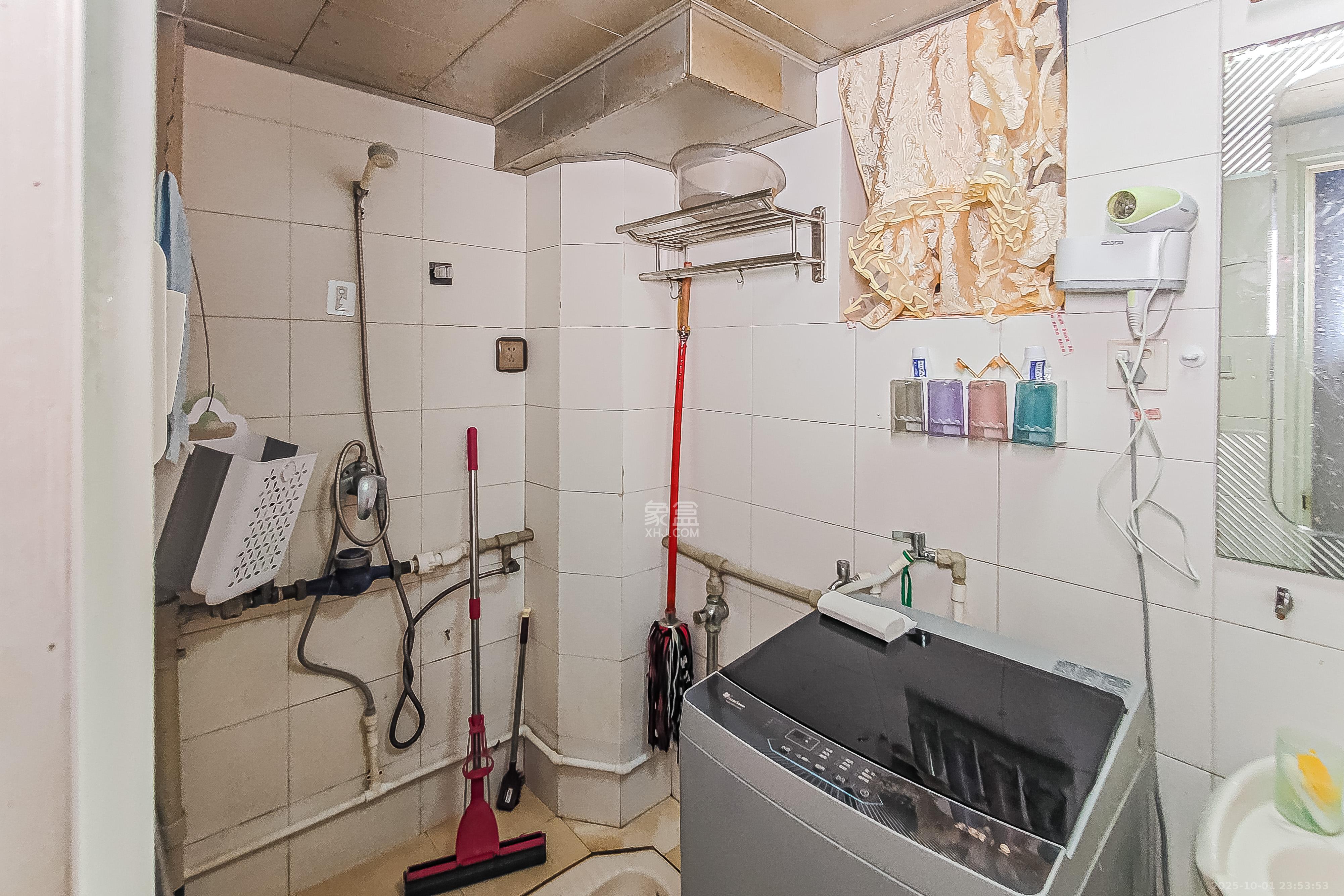 鸿信大厦 4室2厅2卫 208.0万 鸿信大厦 4室2厅2卫 208.0万卫生间