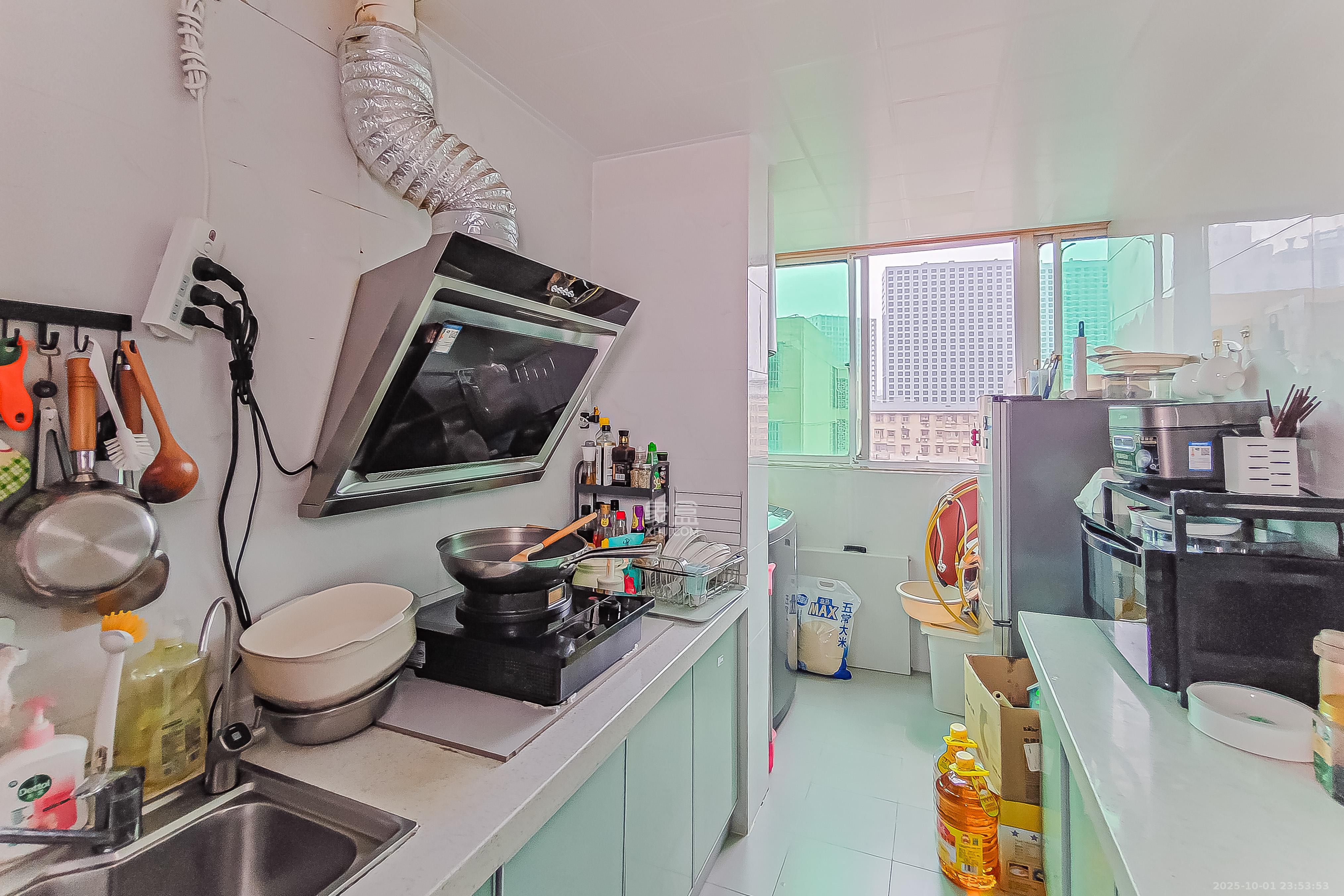 鸿信大厦  4室2厅2卫    208.0万厨房