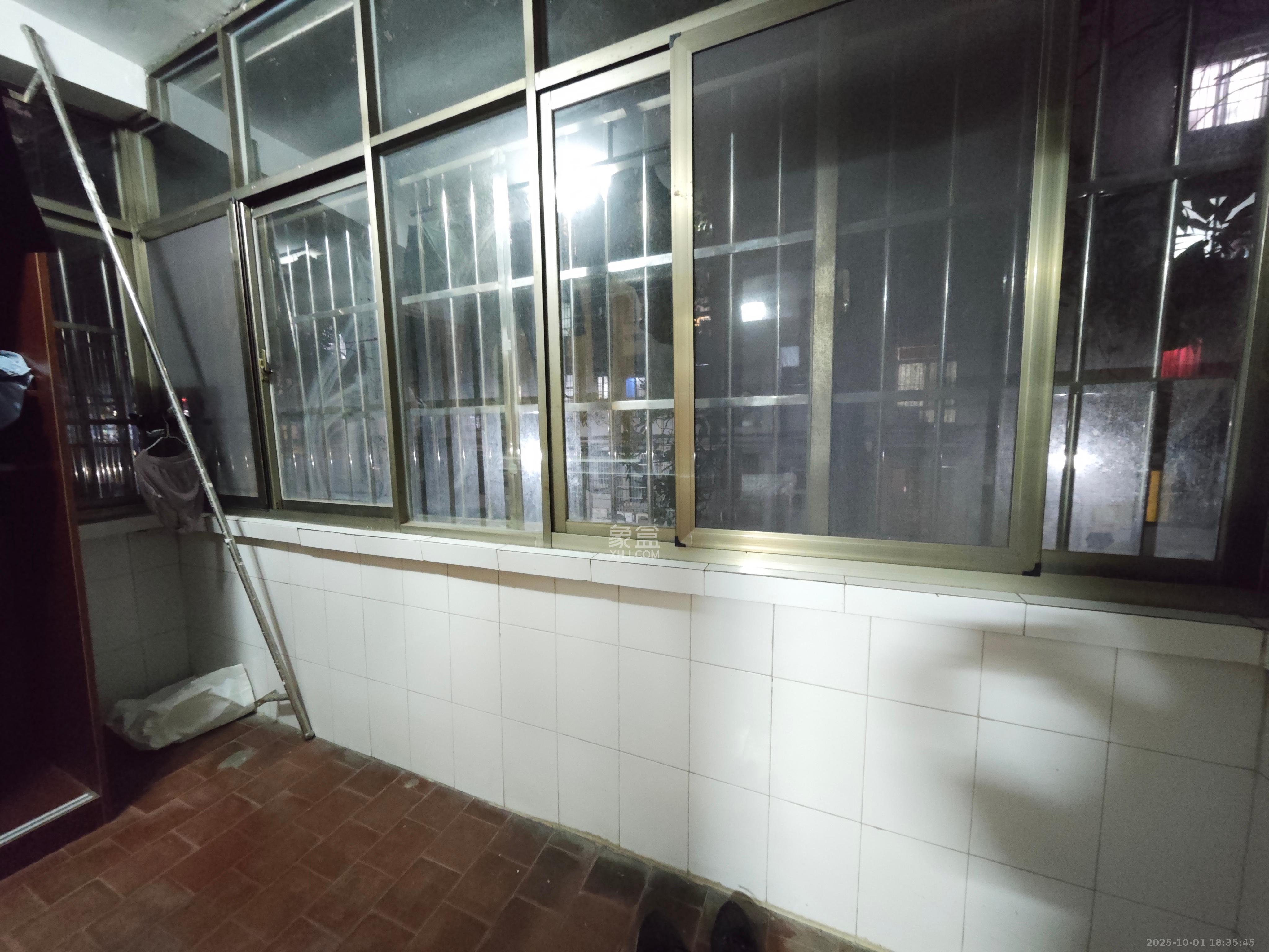中南石油局宿舍  3室1厅1卫    2000.0元/月
