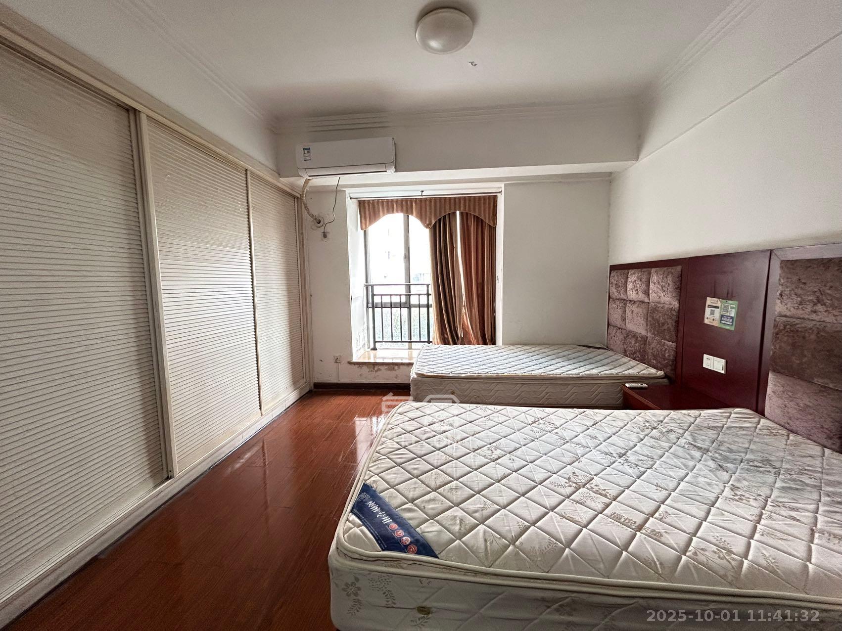 西子一间  1室1厅1卫    1300.0元/月室内图