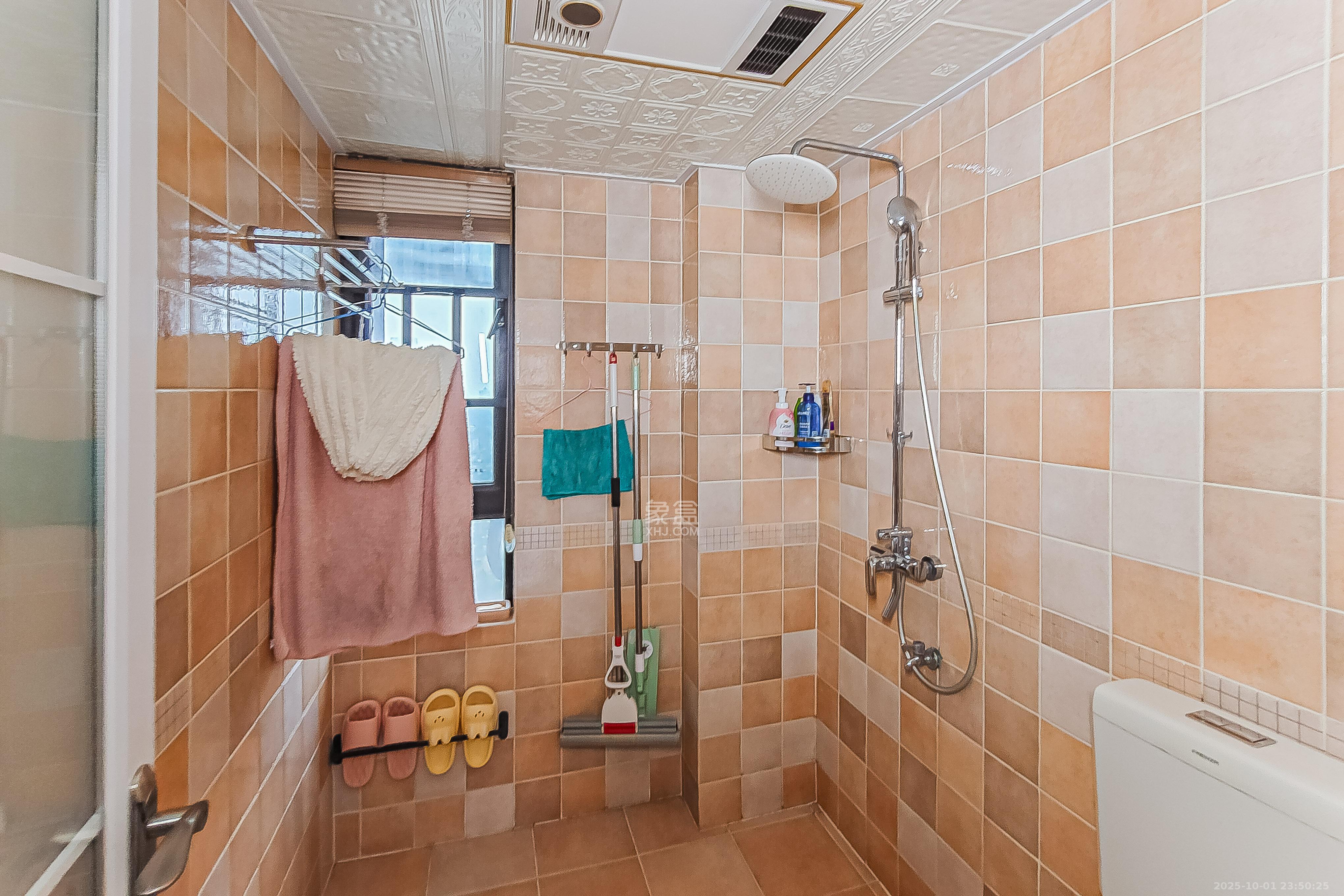 荣悦台 3室2厅2卫 235.0万 荣悦台 3室2厅2卫 235.0万卫生间