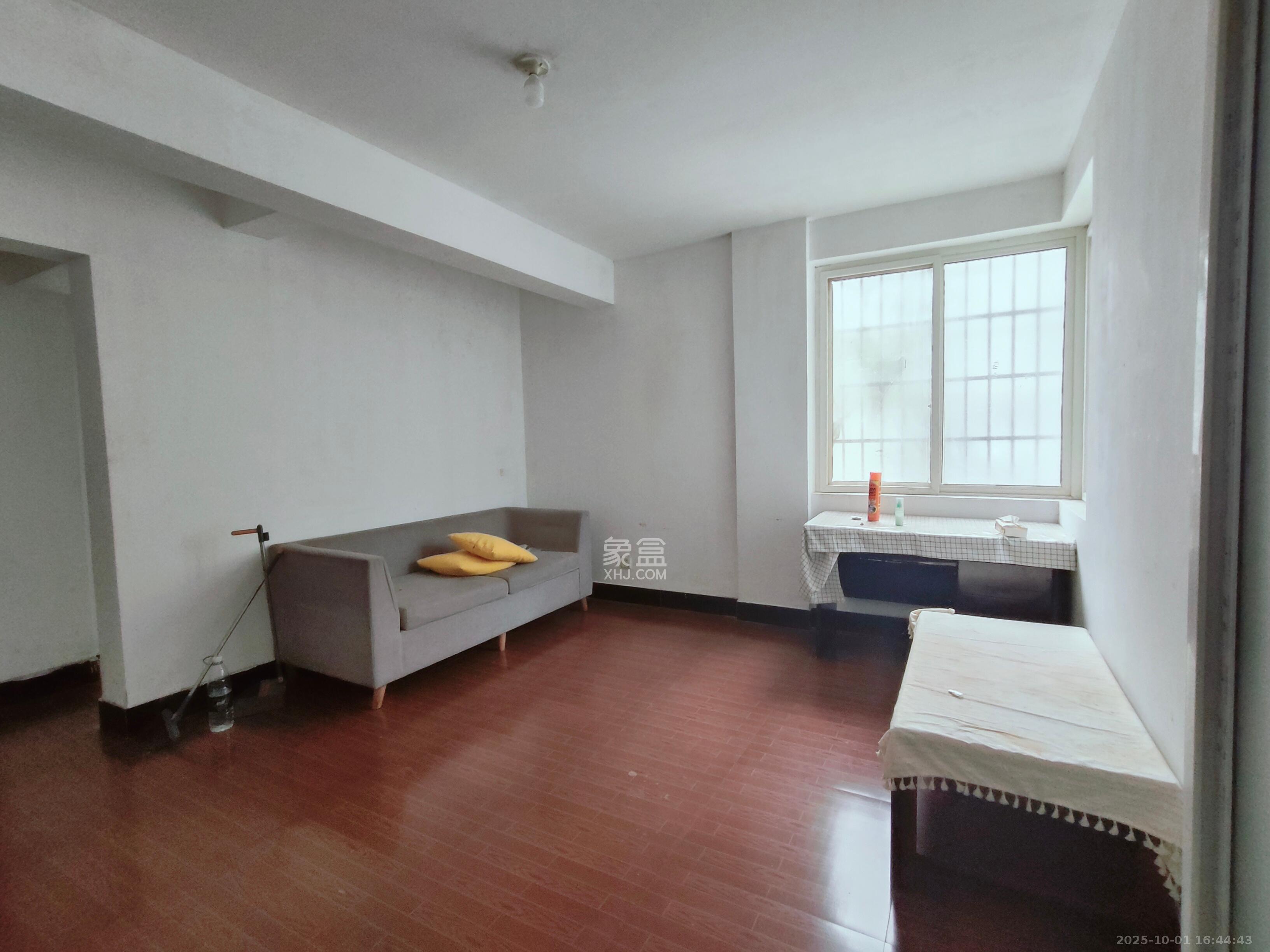 成达花园  1室1厅1卫    1100.0元/月室内图