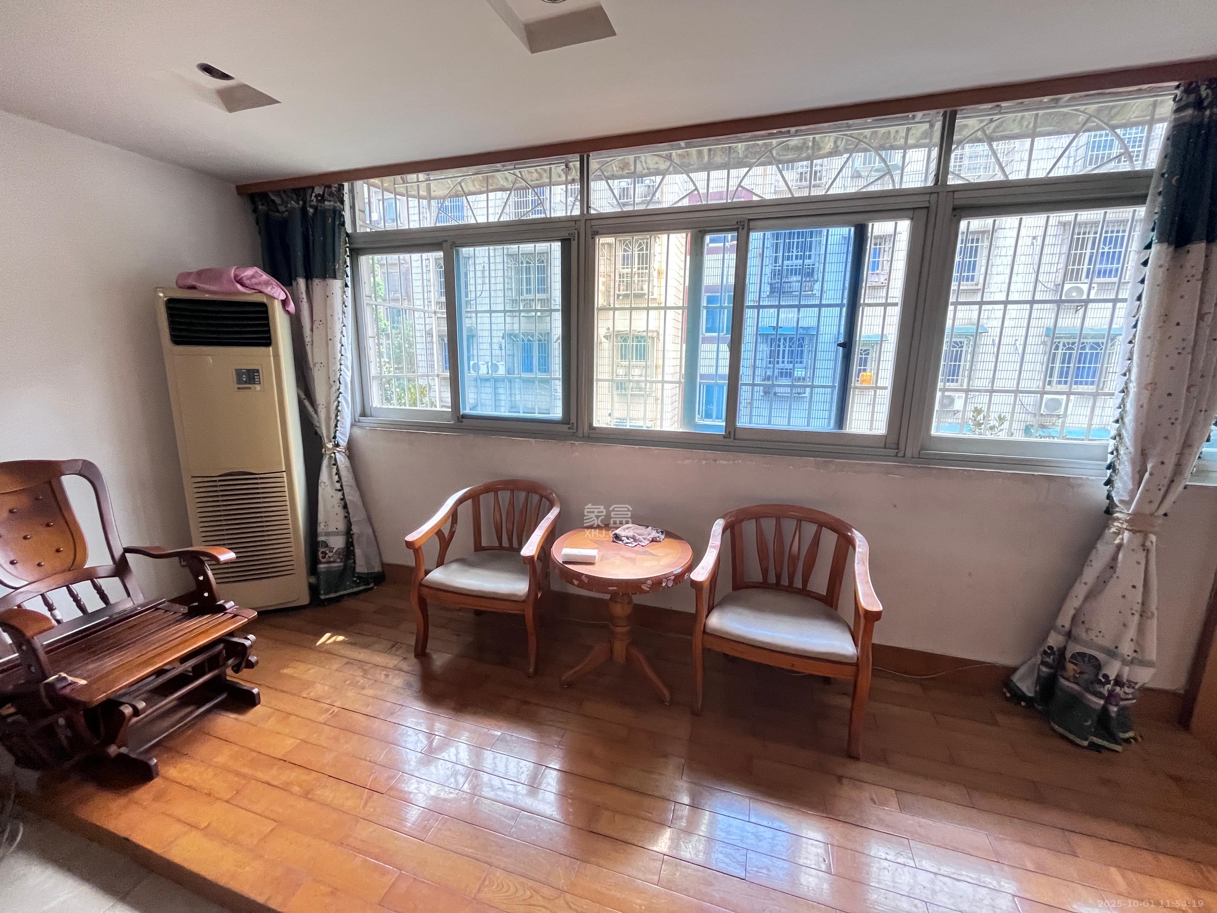 林苑小区  4室2厅2卫   1900.00元/月室内图