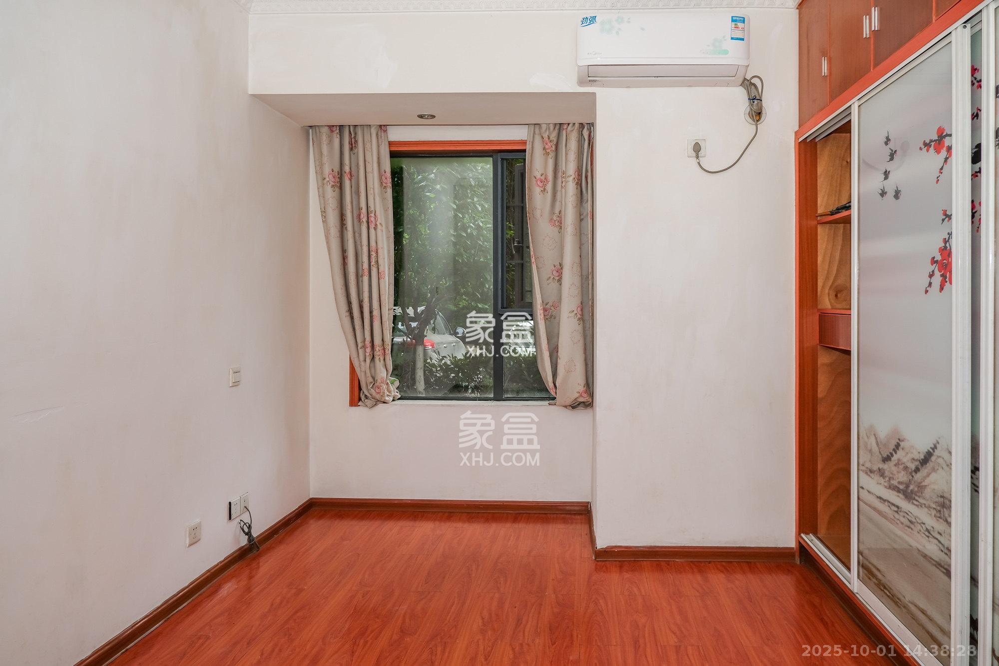 三一街区  5室2厅2卫    2200.0元/月室内图