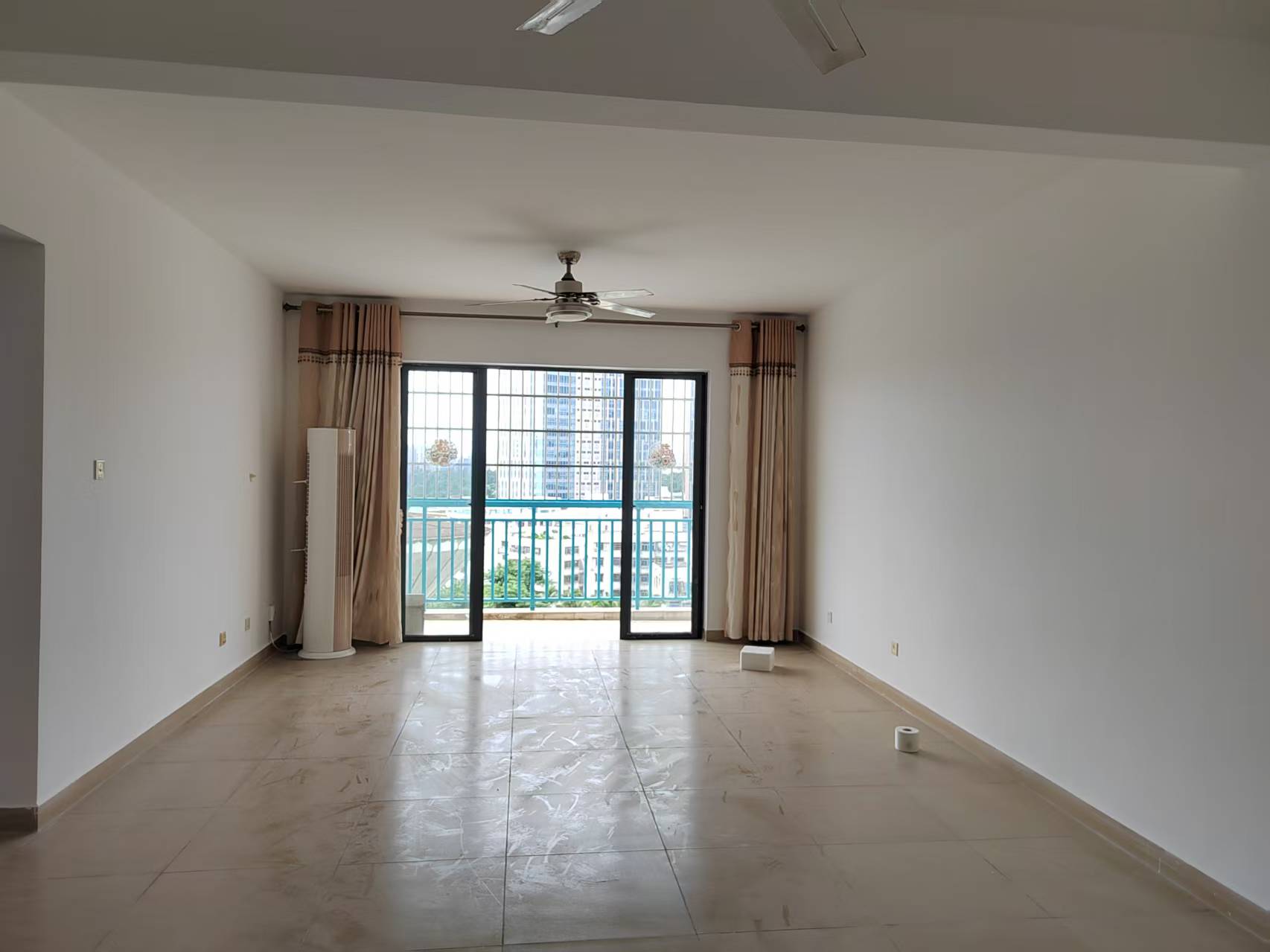 金海广场 3室2厅1卫 2700.0元/月 金海广场 3室2厅1卫 2700.0元/月室内图