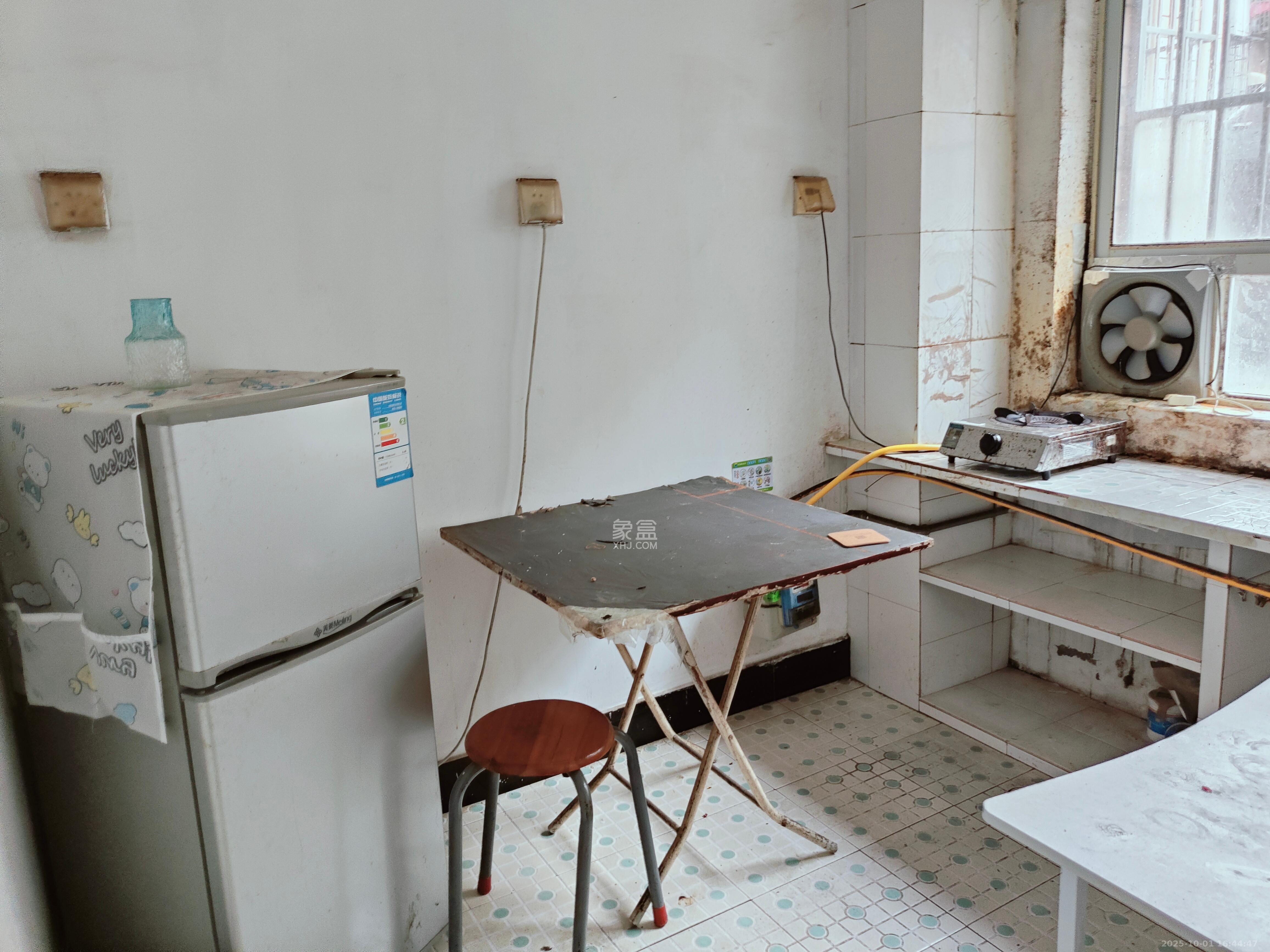 成达花园  1室1厅1卫    1100.0元/月室内图