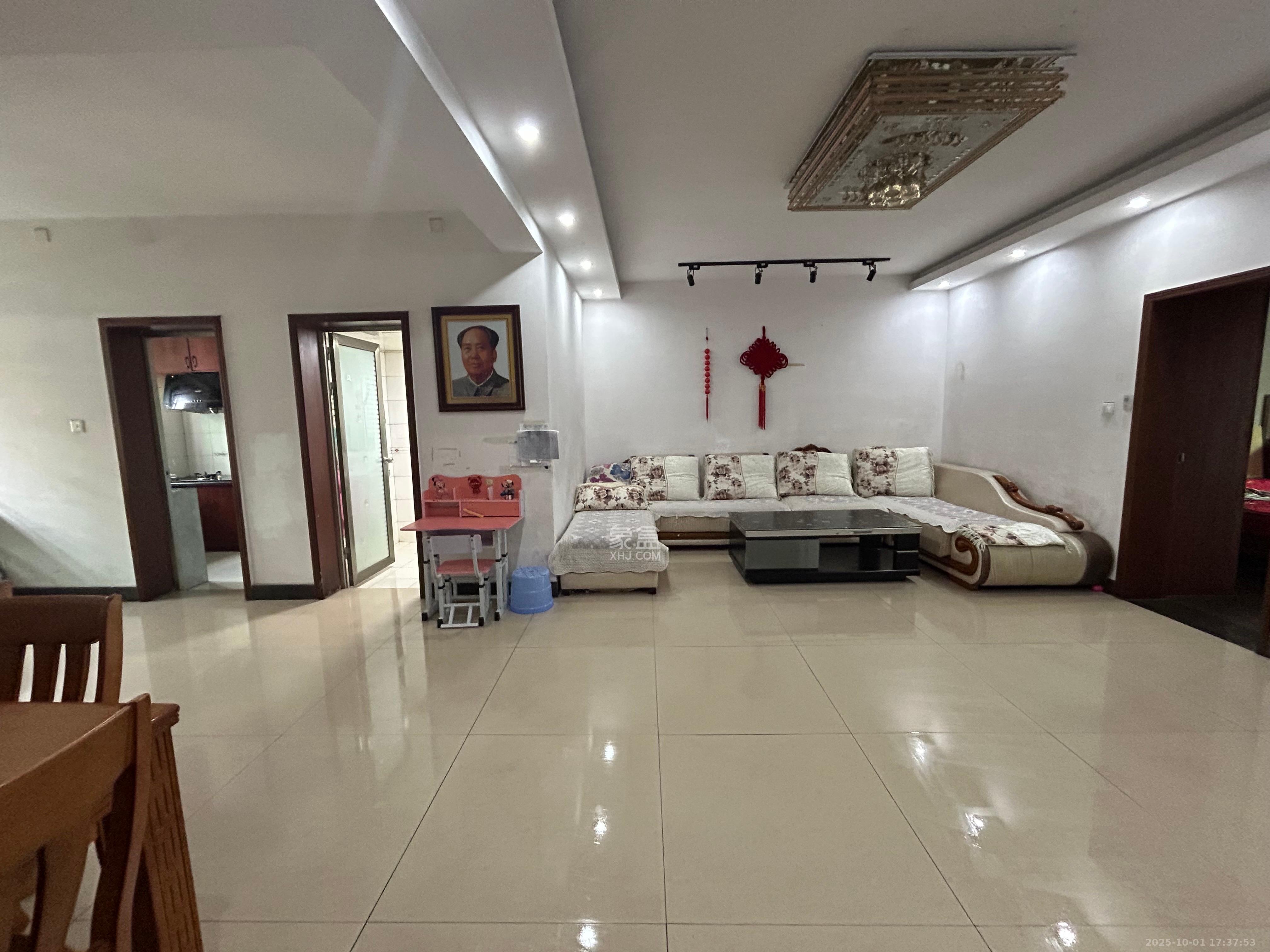 中南汽车世界  3室2厅1卫    1300.0元/月