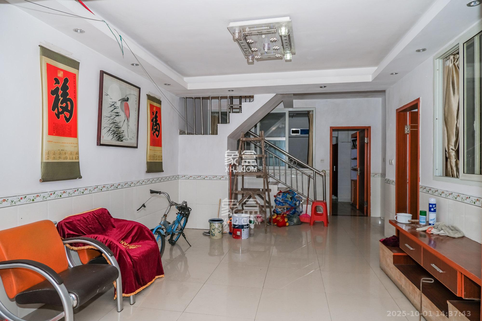 三一街区  5室2厅2卫    2200.0元/月室内图1