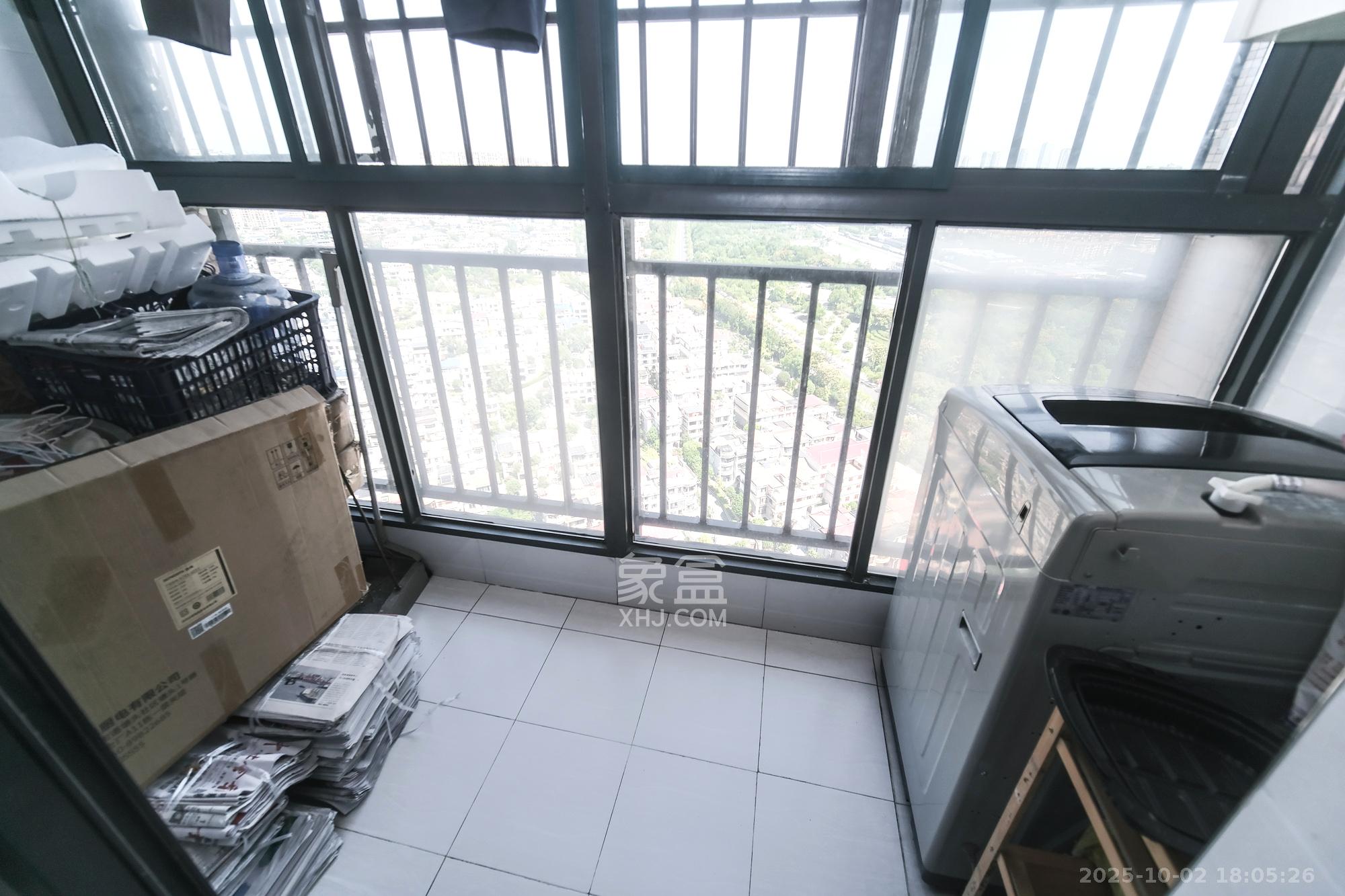 三一街区 3室2厅2卫 68.0万 三一街区 3室2厅2卫 68.0万阳台