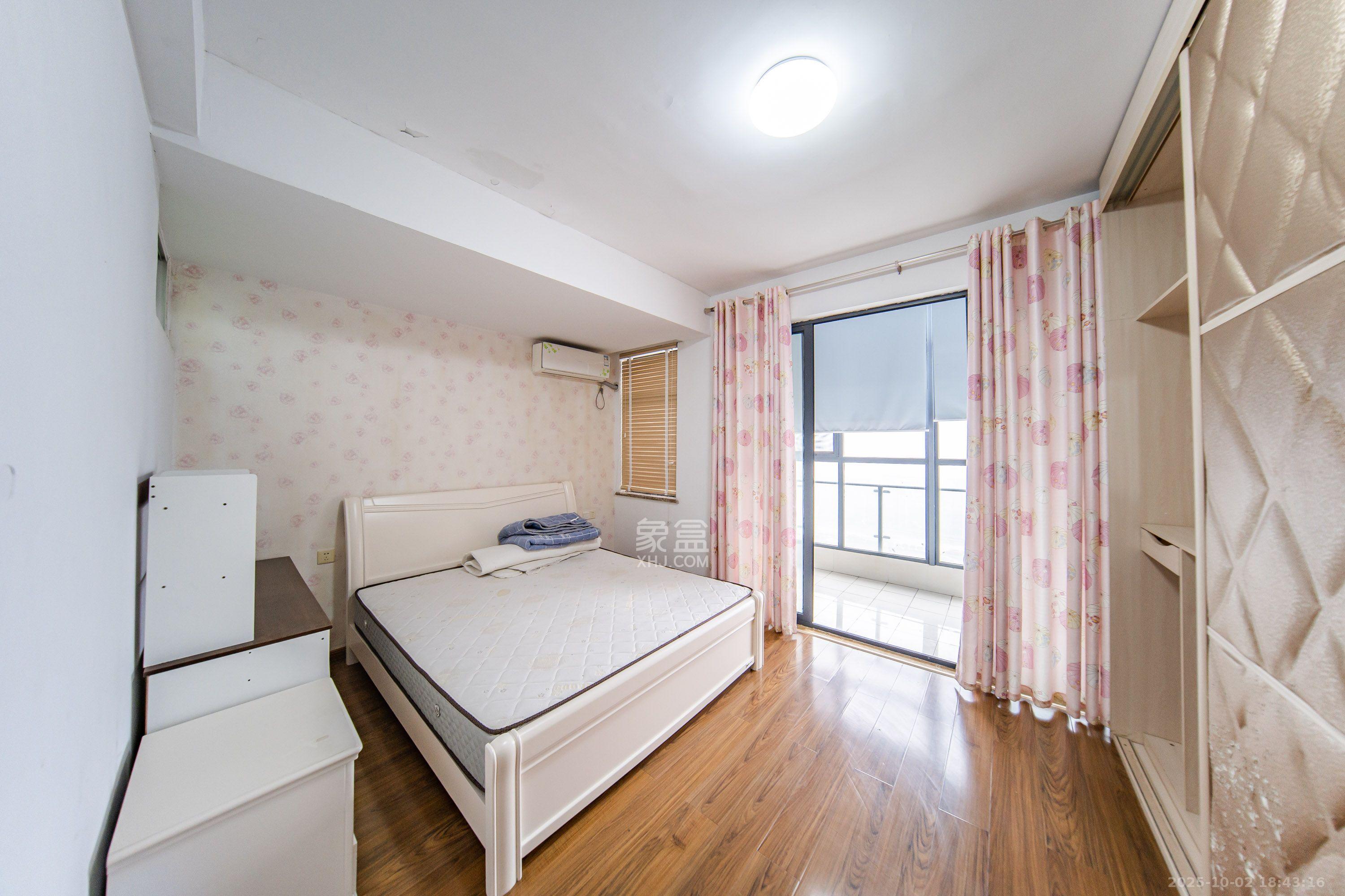 阳光100三期 4室2厅2卫 2600.0元/月 阳光100三期 4室2厅2卫 2600.0元/月室内图