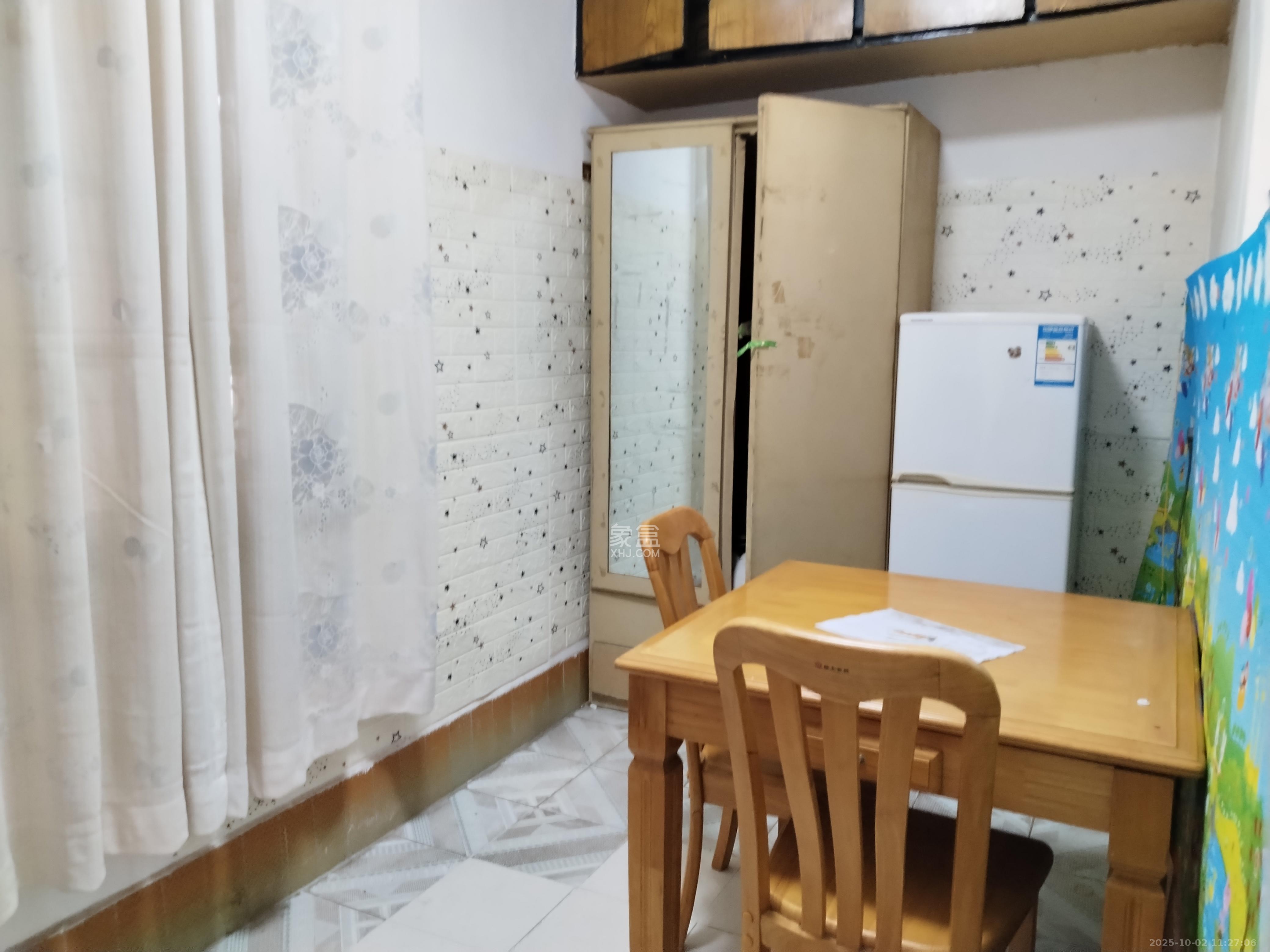 燕山街社区  1室1厅1卫    1300.0元/月室内图